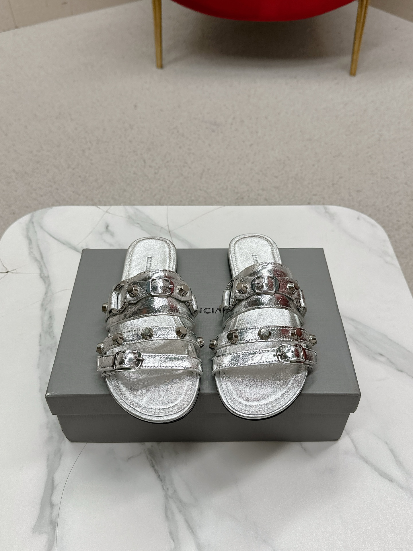 NO:682105,Balenciaga BALENCA*A new hardware diamond buckle shoe series!  This shoe type is a lady's pointy toe single shoe that is beautiful and versatile. It is a popular INS model. The original model is purchased and the original cowhide private membrane is customized. The diamond buckle and hardware buckle are customized. All the materials and craftsmanship are the same as the original ones. The texture is full. Italian genuine leather outsole. Heel height. Flat bottom/8.5cm. Size 35-39 (34 4041 custom-made and non-refundable). High-heeled shoes and half drag, balenciaga, balenciaga, high  heels,cowhide,Leather soles19860909巴黎世家 BALENCA*A 新款五金钻扣单鞋系列！这款鞋型是淑女尖头单鞋上脚美爆又百搭 INS爆款 原版购入开模,定制鞋面原版牛皮私膜定制钻扣五金扣, 所有的材质与工艺原版一致 质感满满 意大利真皮大底 跟高 平底/8.5cm size35-39（34 4041定做不退换）,高跟鞋半拖,balenciaga,balenciaga,high heels,cowhide,Leather soles,Women's Shoes