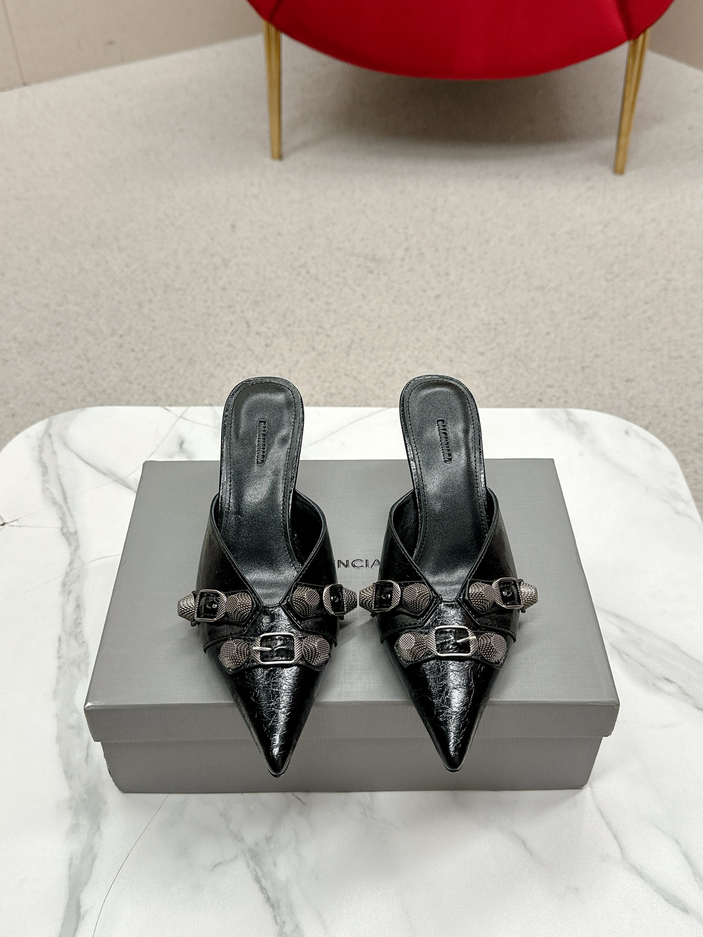 NO:682139,Balenciaga 25s spring and summer new style double B buckle pointed toe sandals single shoes high heels Balenciaga's high heels are very good at winning women's hearts!  The patent leather upper is paired with small logo rhinestones, it’s simply stunning!  Your feet are sparkling!  And it’s very versatile!  This year’s new styles are starting to come in bright and vibrant colors!  I also hope that all women will be bright!  !  Material imported fetal cow patent leather, sheep lining inside, outsole, Italian imported genuine leather outsole, size #35-39 (34 40 41 custom-made, non-returnable), high heels and half drag, balenciaga, balenciaga, sandals, high heels, Leather soles19860909Balenciaga 25s春夏新款 双B 扣尖头 凉鞋 单鞋 高跟鞋 巴黎世家出的高跟鞋都很会拿捏女人心！漆皮的鞋面搭配logo小水钻,简直美呆了！上脚熠熠生辉！而且也很百搭！今年的新款开始出现明亮鲜艳的颜色！也希望女性都明媚！！ 材质进口胎牛漆皮 内里羊里 大底意大利进口真皮大底 码数#35-39（34 40 41 订做不退换）,高跟鞋半拖,balenciaga,balenciaga,sandals,high heels,Leather soles,Women's Shoes