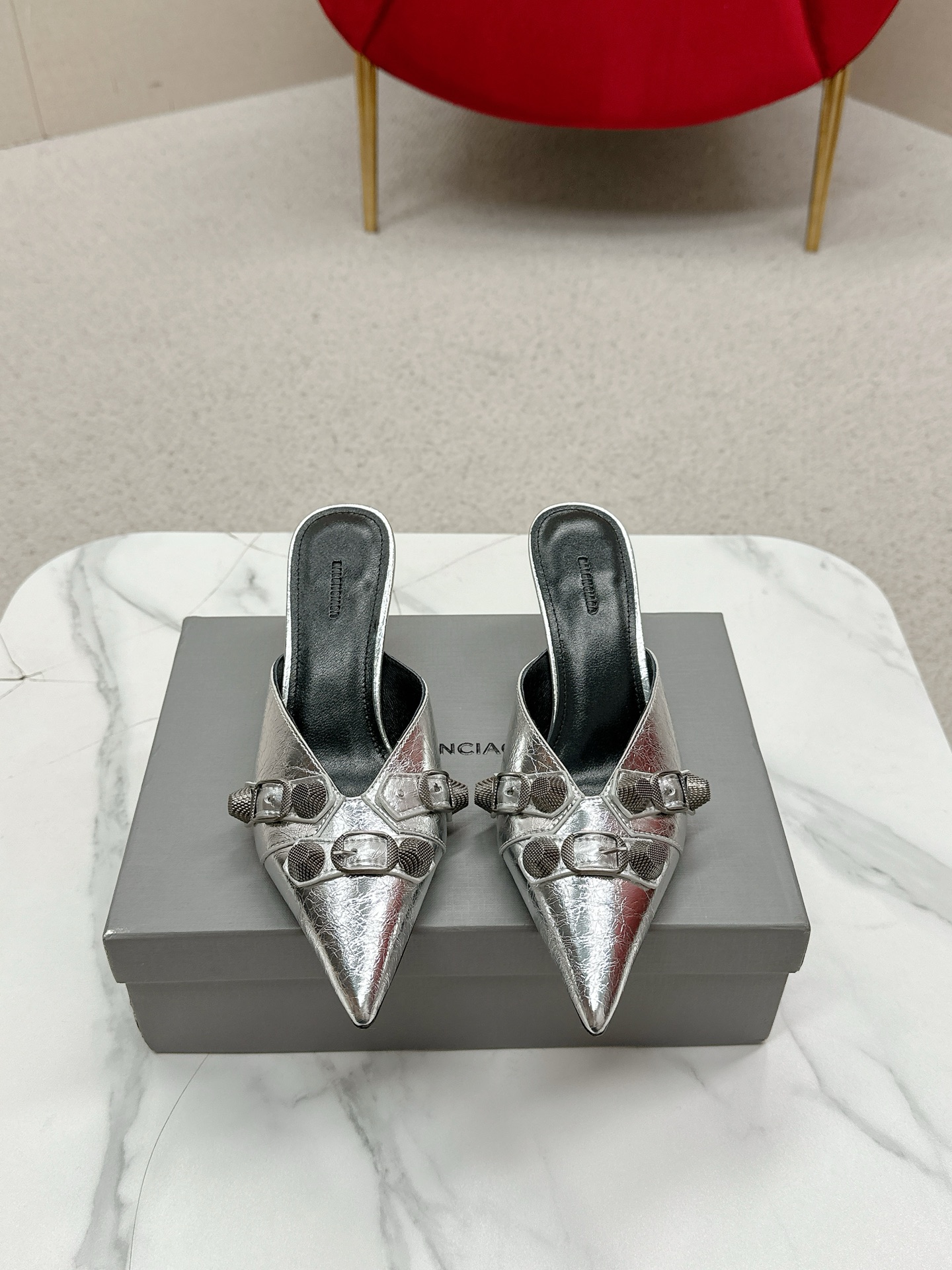 NO:682142,300Balenciaga 25s spring and summer new style double B buckle pointed toe sandals single shoes high heels Balenciaga's high heels are very good at winning women's hearts!  The patent leather upper is paired with small logo rhinestones, it’s simply stunning!  Your feet are sparkling!  And it’s very versatile!  This year’s new styles are starting to come in bright and vibrant colors!  I also hope that all women will be bright!  !  Material imported fetal cow patent leather, sheep lining inside, outsole, Italian imported genuine leather outsole, size #35-39 (34 40 41 custom-made, non-returnable), high heels and half drag, balenciaga, balenciaga, sandals, high heels, Leather soles19860909300Balenciaga 25s春夏新款 双B 扣尖头 凉鞋 单鞋 高跟鞋 巴黎世家出的高跟鞋都很会拿捏女人心！漆皮的鞋面搭配logo小水钻,简直美呆了！上脚熠熠生辉！而且也很百搭！今年的新款开始出现明亮鲜艳的颜色！也希望女性都明媚！！ 材质进口胎牛漆皮 内里羊里 大底意大利进口真皮大底 码数#35-39（34 40 41 订做不退换）,高跟鞋半拖,balenciaga,balenciaga,sandals,high heels,Leather soles,Women's Shoes