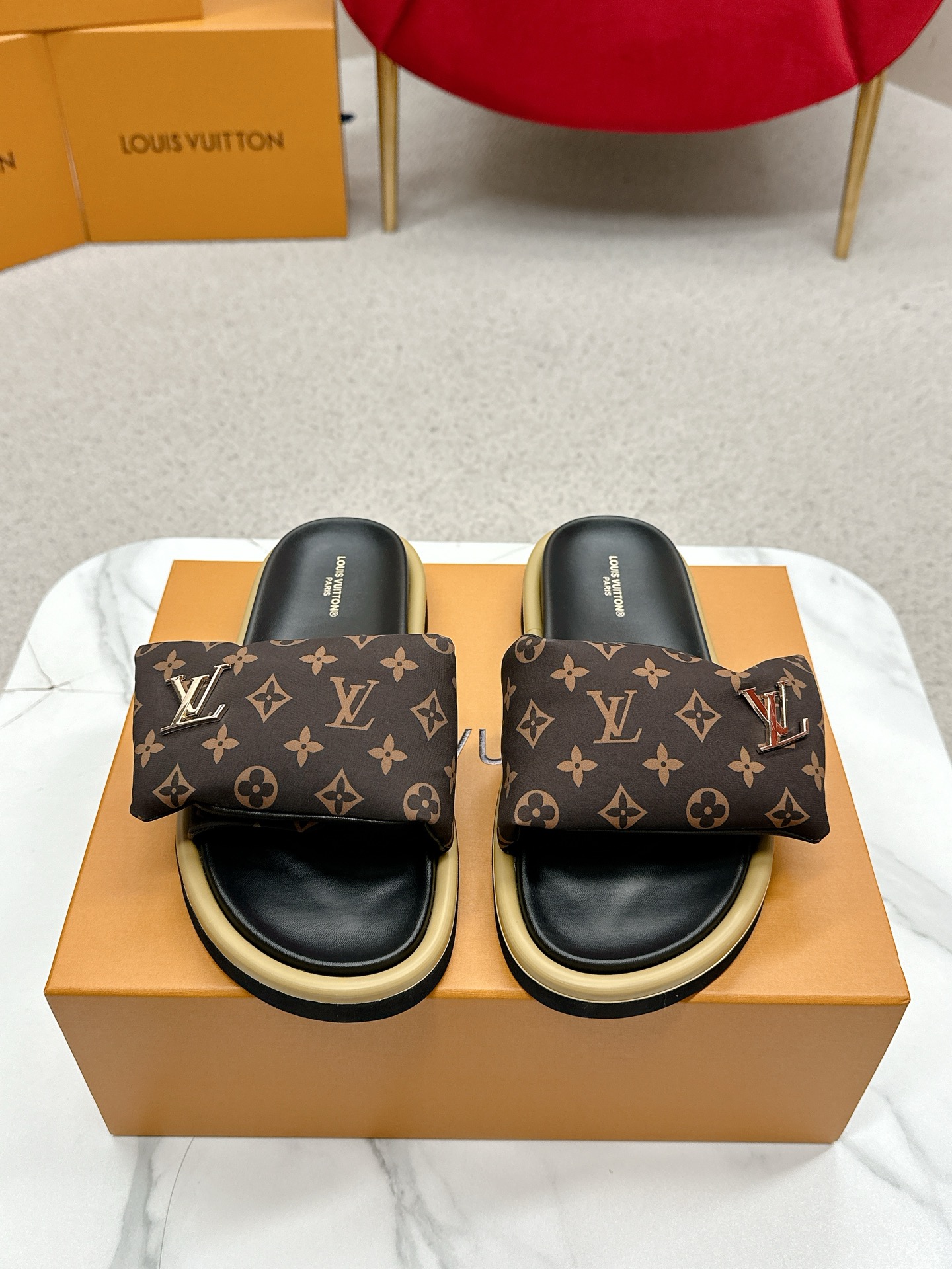 NO:403544,LV Louis Vuitton X TM Murakami Takashi's co-branded couple slippers are available in new BS purchasing level!  Full of high-end feeling!  A popular model from domestic and foreign bloggers, retro and fashionable, beautiful!  Official website main model★ ━━━━━━ t ━━━━━━━━━━━━━━━━━━━━━━━━━━━━━━━━━━━━━━━━━━━━━━━━━───────────────────────────────────────────────────────────────────────────────────────────────────────────────�19860909LV 路易威登X TM村上隆联名情侣款拖鞋硬货上新 BS代购级别！高级感十足！国内外博主刷爆的一款,复古又时髦上脚美炸了！官网主推款★ ━━━━━ t ━━━━━ 鞋面原版小牛皮5D印花工艺  内里: 进口混种羊皮 大底原版开模发泡大底 Size: 女35-40 男39-44（女款41男款45）,拖鞋,louis vuitton,louis vuitton,slippers,cowhide,sheepskin,Women's Shoes