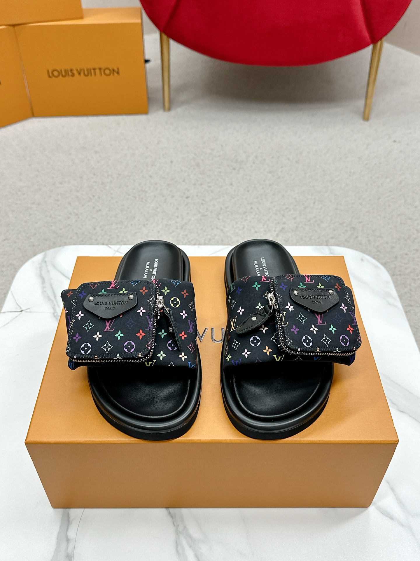 NO:403540,LV Louis Vuitton X TM Murakami Takashi's co-branded couple slippers are available in new BS purchasing level!  Full of high-end feeling!  A popular model from domestic and foreign bloggers, retro and fashionable, beautiful!  Official website main model★ ━━━━━━ t ━━━━━━━━━━━━━━━━━━━━━━━━━━━━━━━━━━━━━━━━━━━━━━━━━───────────────────────────────────────────────────────────────────────────────────────────────────────────────�19860909LV 路易威登X TM村上隆联名情侣款拖鞋硬货上新 BS代购级别！高级感十足！国内外博主刷爆的一款,复古又时髦上脚美炸了！官网主推款★ ━━━━━ t ━━━━━ 鞋面原版小牛皮5D印花工艺  内里: 进口混种羊皮 大底原版开模发泡大底 Size: 女35-40 男39-44（女款41男款45）,拖鞋,louis vuitton,louis vuitton,slippers,cowhide,sheepskin,Women's Shoes