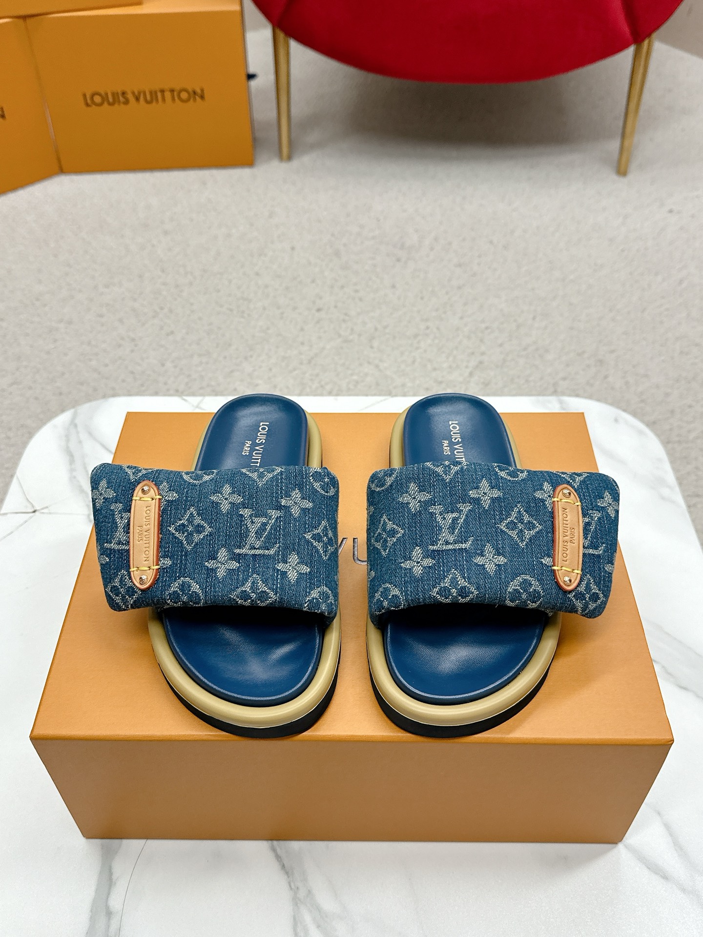 NO:403549,LV Louis Vuitton X TM Murakami Takashi's co-branded couple slippers are available in new BS purchasing level!  Full of high-end feeling!  A popular model from domestic and foreign bloggers, retro and fashionable, beautiful!  Official website main model★ ━━━━━━ t ━━━━━━━━━━━━━━━━━━━━━━━━━━━━━━━━━━━━━━━━━━━━━━━━━───────────────────────────────────────────────────────────────────────────────────────────────────────────────�19860909LV 路易威登X TM村上隆联名情侣款拖鞋硬货上新 BS代购级别！高级感十足！国内外博主刷爆的一款,复古又时髦上脚美炸了！官网主推款★ ━━━━━ t ━━━━━ 鞋面原版小牛皮5D印花工艺  内里: 进口混种羊皮 大底原版开模发泡大底 Size: 女35-40 男39-44（女款41男款45）,拖鞋,louis vuitton,louis vuitton,slippers,cowhide,sheepskin,Women's Shoes