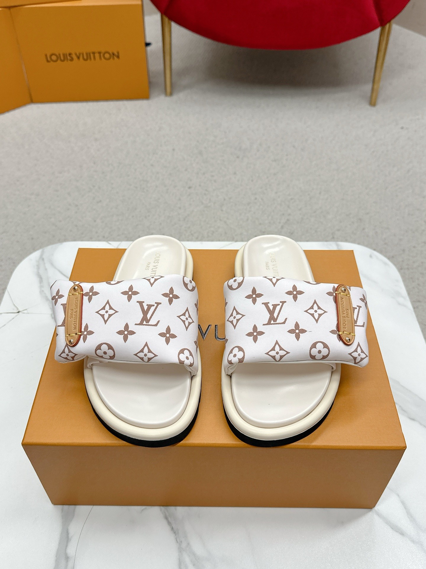 NO:403551,LV Louis Vuitton X TM Murakami Takashi's co-branded couple slippers are available in new BS purchasing level!  Full of high-end feeling!  A popular model from domestic and foreign bloggers, retro and fashionable, beautiful!  Official website main model★ ━━━━━━ t ━━━━━━━━━━━━━━━━━━━━━━━━━━━━━━━━━━━━━━━━━━━━━━━━━───────────────────────────────────────────────────────────────────────────────────────────────────────────────�19860909LV 路易威登X TM村上隆联名情侣款拖鞋硬货上新 BS代购级别！高级感十足！国内外博主刷爆的一款,复古又时髦上脚美炸了！官网主推款★ ━━━━━ t ━━━━━ 鞋面原版小牛皮5D印花工艺  内里: 进口混种羊皮 大底原版开模发泡大底 Size: 女35-40 男39-44（女款41男款45）,拖鞋,louis vuitton,louis vuitton,slippers,cowhide,sheepskin,Women's Shoes