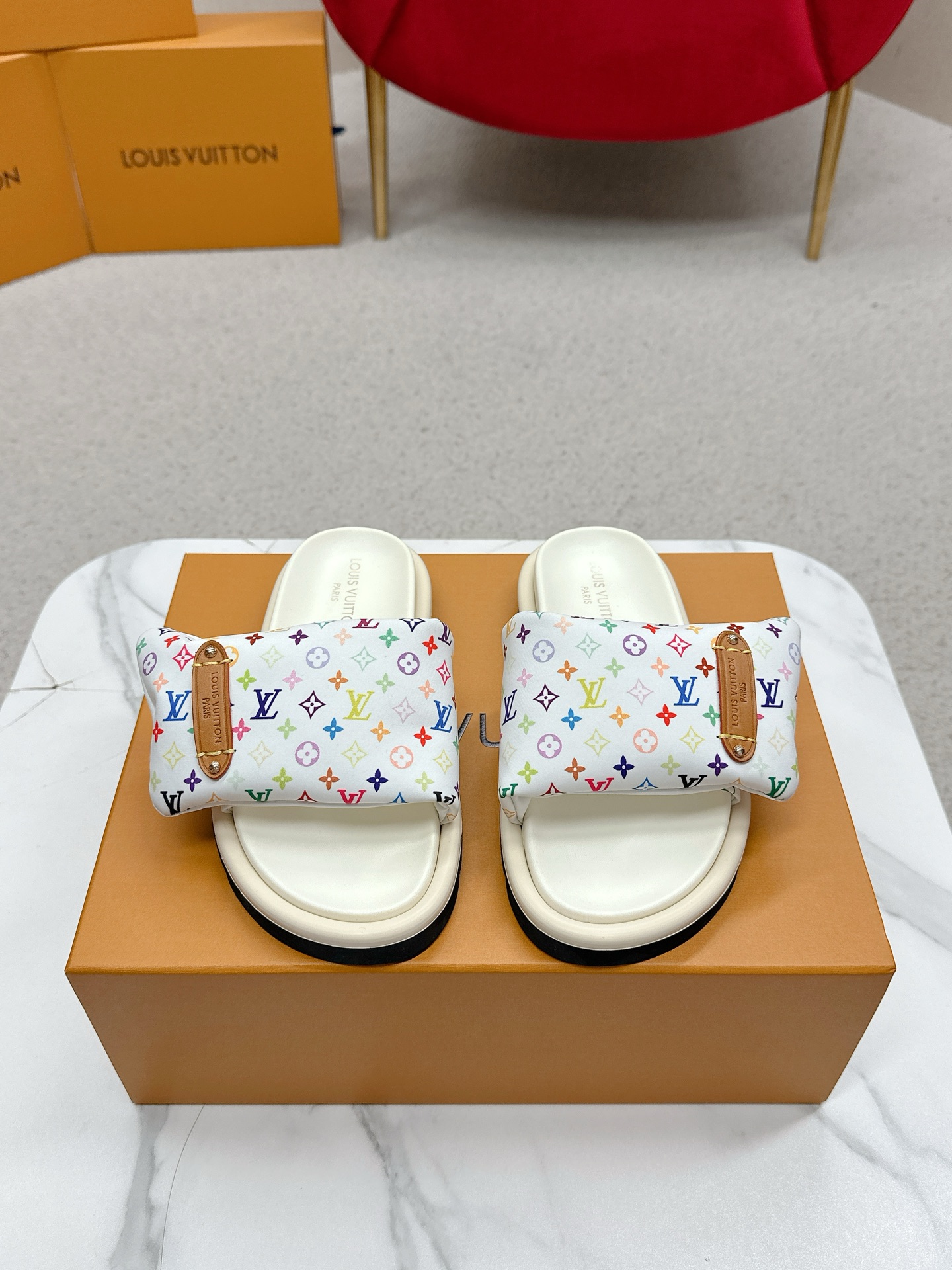 NO:459953,LV Louis Vuitton X TM Murakami Takashi's co-branded couple slippers are available in new BS purchasing level!  Full of high-end feeling!  A popular model from domestic and foreign bloggers, retro and fashionable, beautiful!  Official website main model★ ━━━━━━ t ━━━━━━━━━━━━━━━━━━━━━━━━━━━━━━━━━━━━━━━━━━━━━━━━━───────────────────────────────────────────────────────────────────────────────────────────────────────────────�19860909LV 路易威登X TM村上隆联名情侣款拖鞋硬货上新 BS代购级别！高级感十足！国内外博主刷爆的一款,复古又时髦上脚美炸了！官网主推款★ ━━━━━ t ━━━━━ 鞋面原版小牛皮5D印花工艺  内里: 进口混种羊皮 大底原版开模发泡大底 Size: 女35-40 男39-44（女款41男款45）,拖鞋,louis vuitton,louis vuitton,slippers,cowhide,sheepskin,Women's Shoes