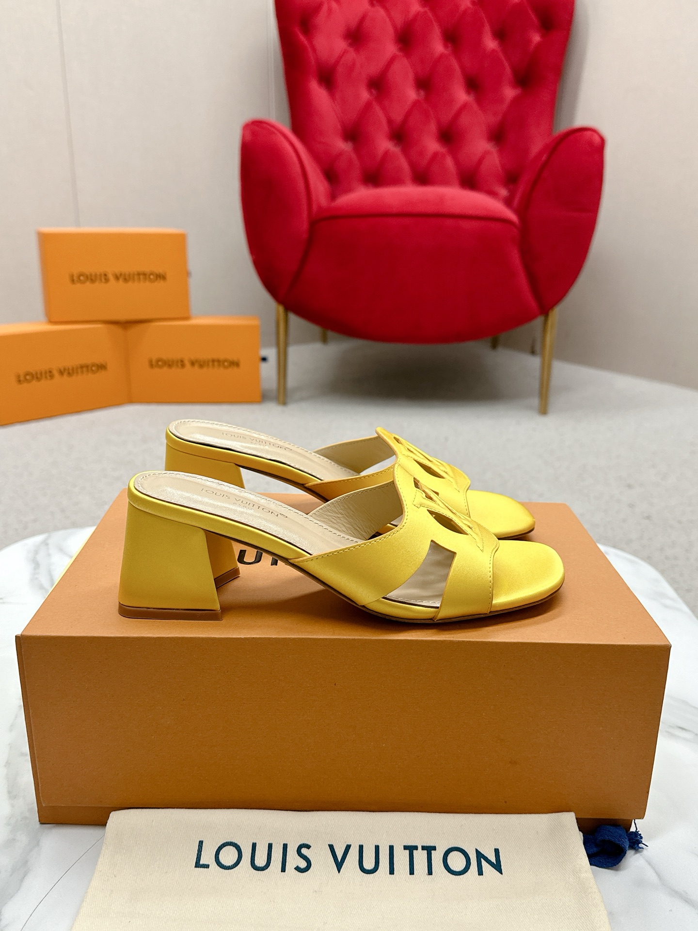 “Authentic Louis Vuitton 648Losis Heel Sandals: Top Version Review and Street Style Inspiration” - 图片 3