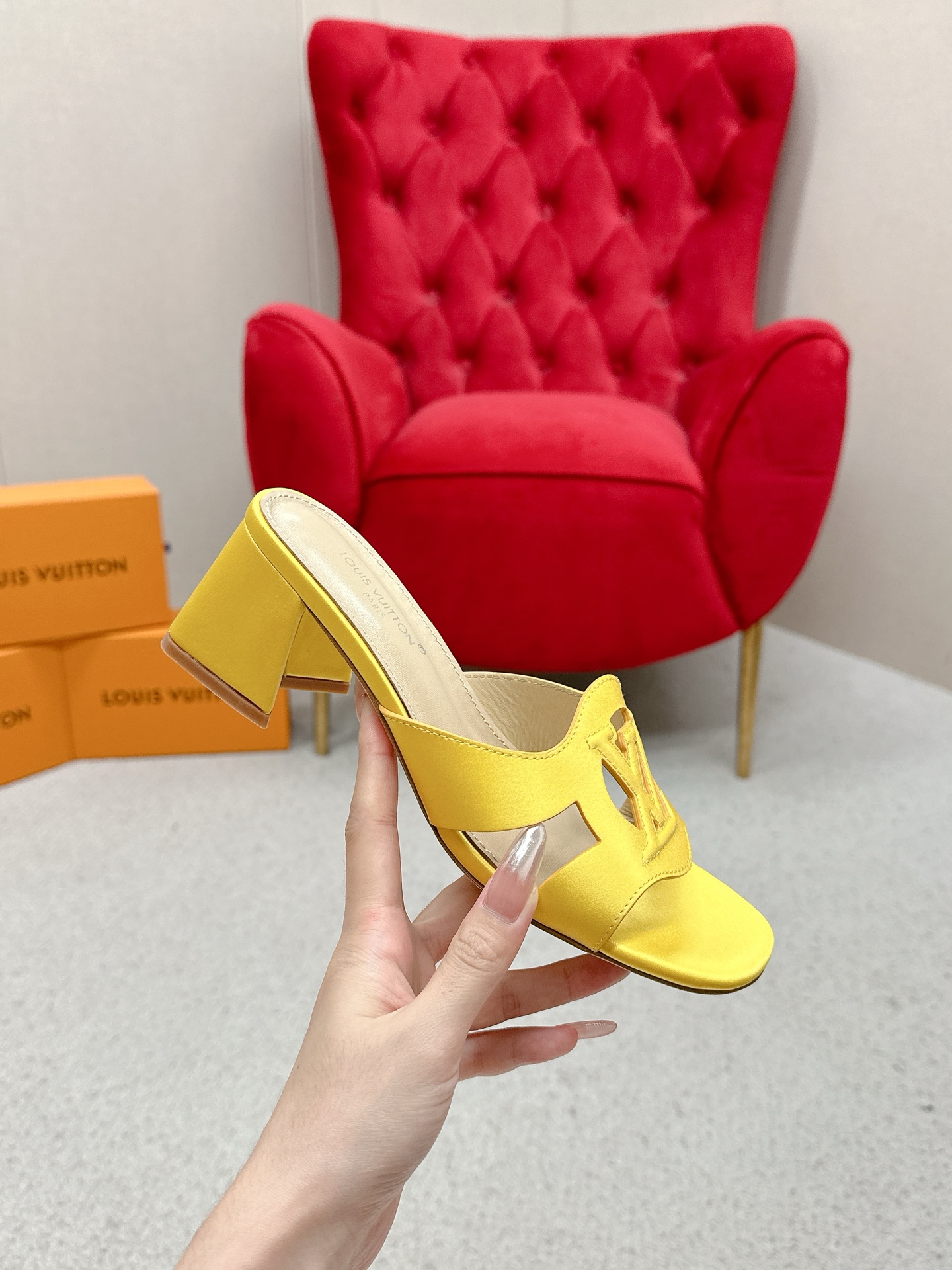 “Authentic Louis Vuitton 648Losis Heel Sandals: Top Version Review and Street Style Inspiration” - 图片 4