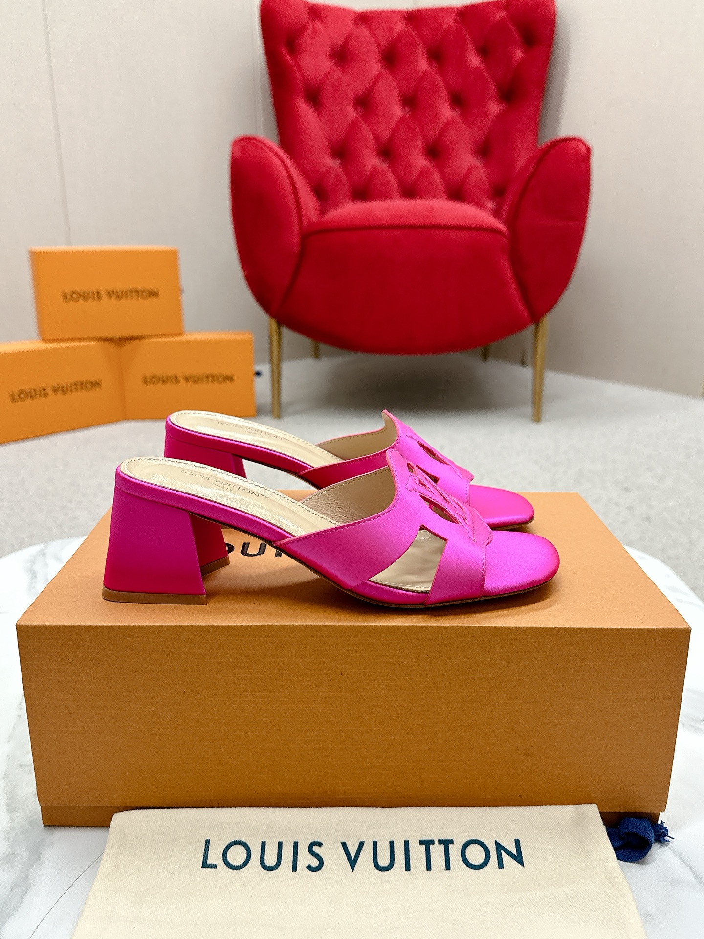 Louis Vuitton 648Losis heel sandals, top version. Streets bustling with excitement. - 图片 3