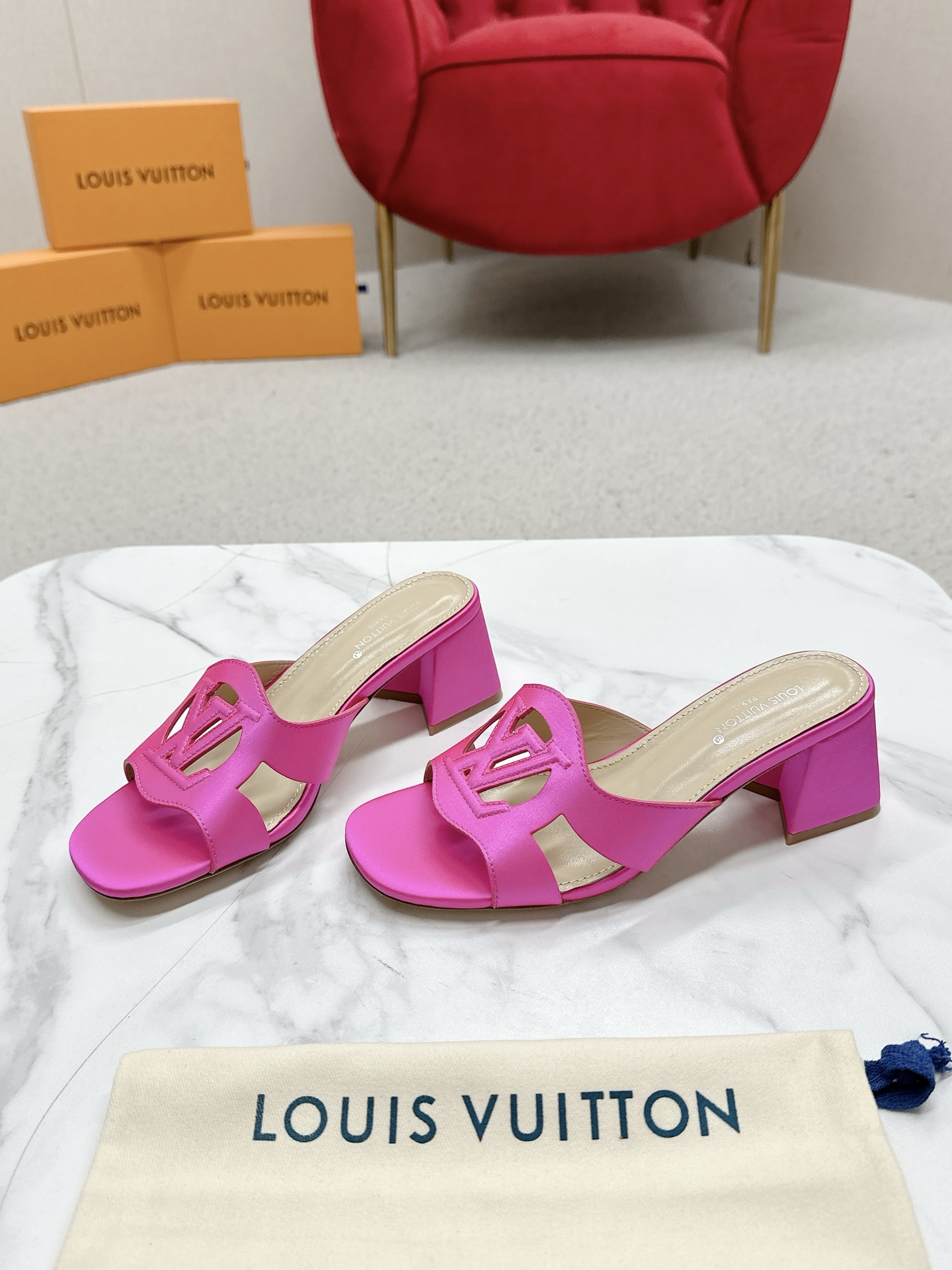 Louis Vuitton 648Losis heel sandals, top version. Streets bustling with excitement. - 图片 6