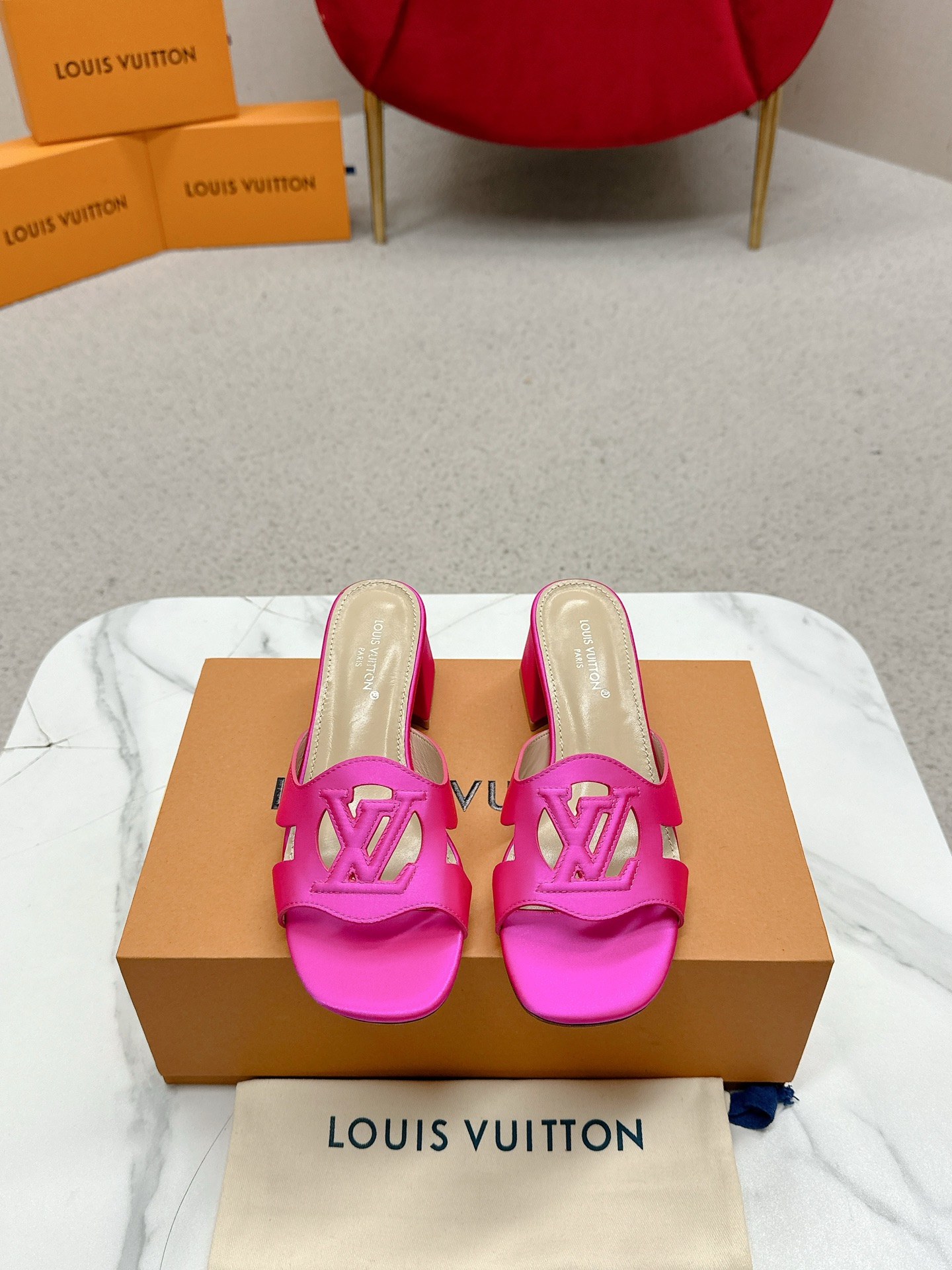 Louis Vuitton 648Losis heel sandals, top version. Streets bustling with excitement. - 图片 2
