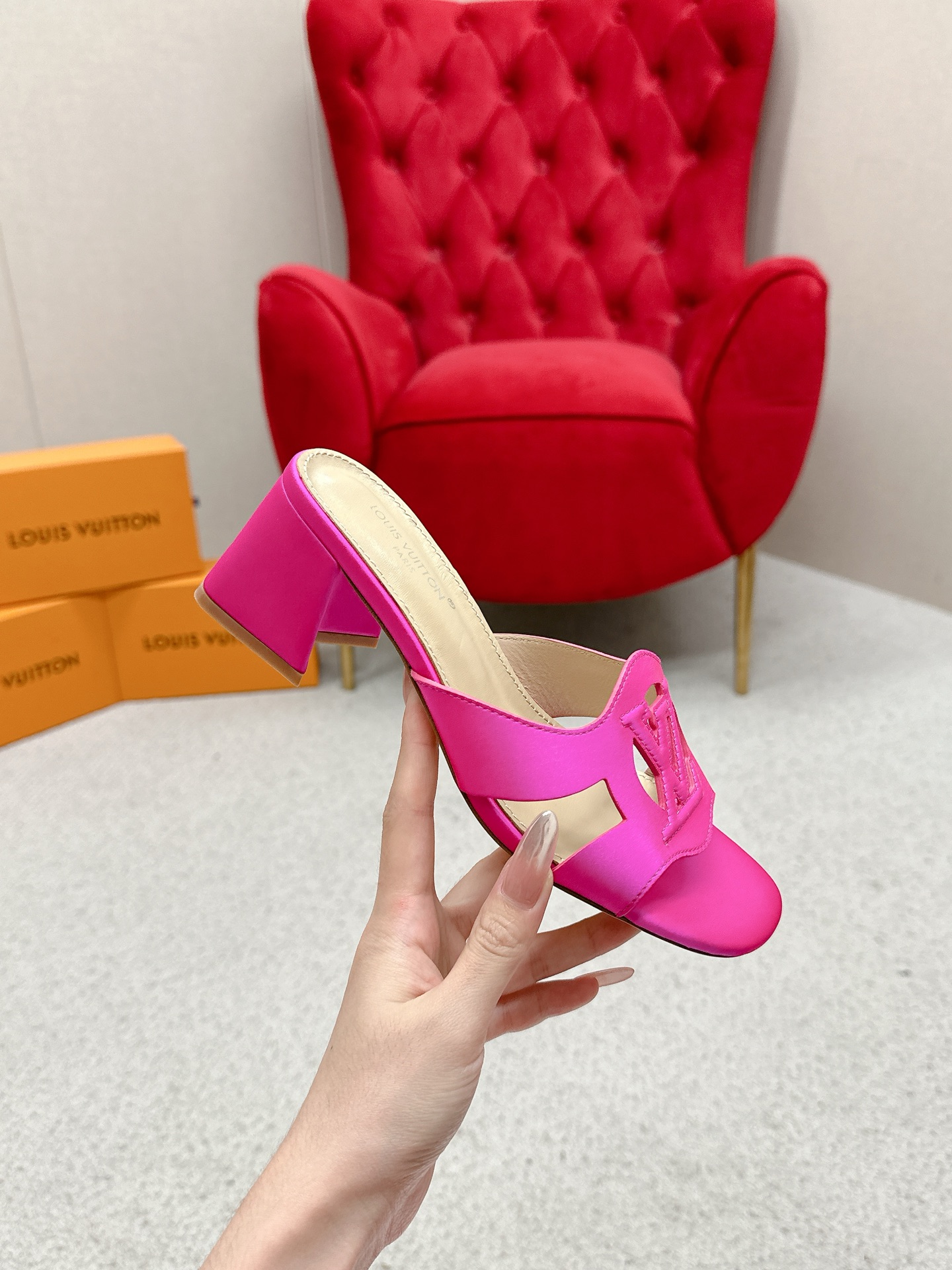 Louis Vuitton 648Losis heel sandals, top version. Streets bustling with excitement. - 图片 4