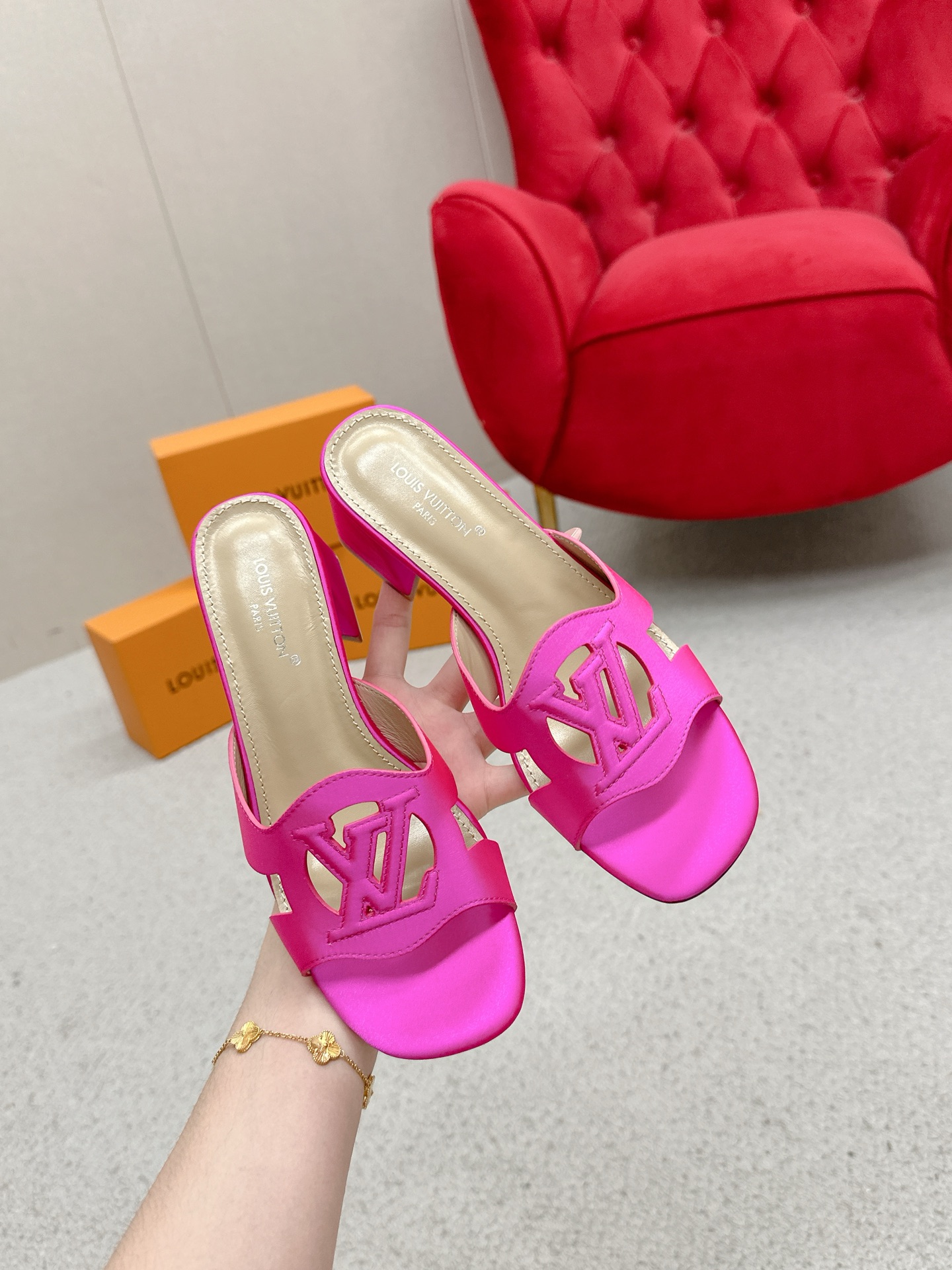 Louis Vuitton 648Losis heel sandals, top version. Streets bustling with excitement. - 图片 5