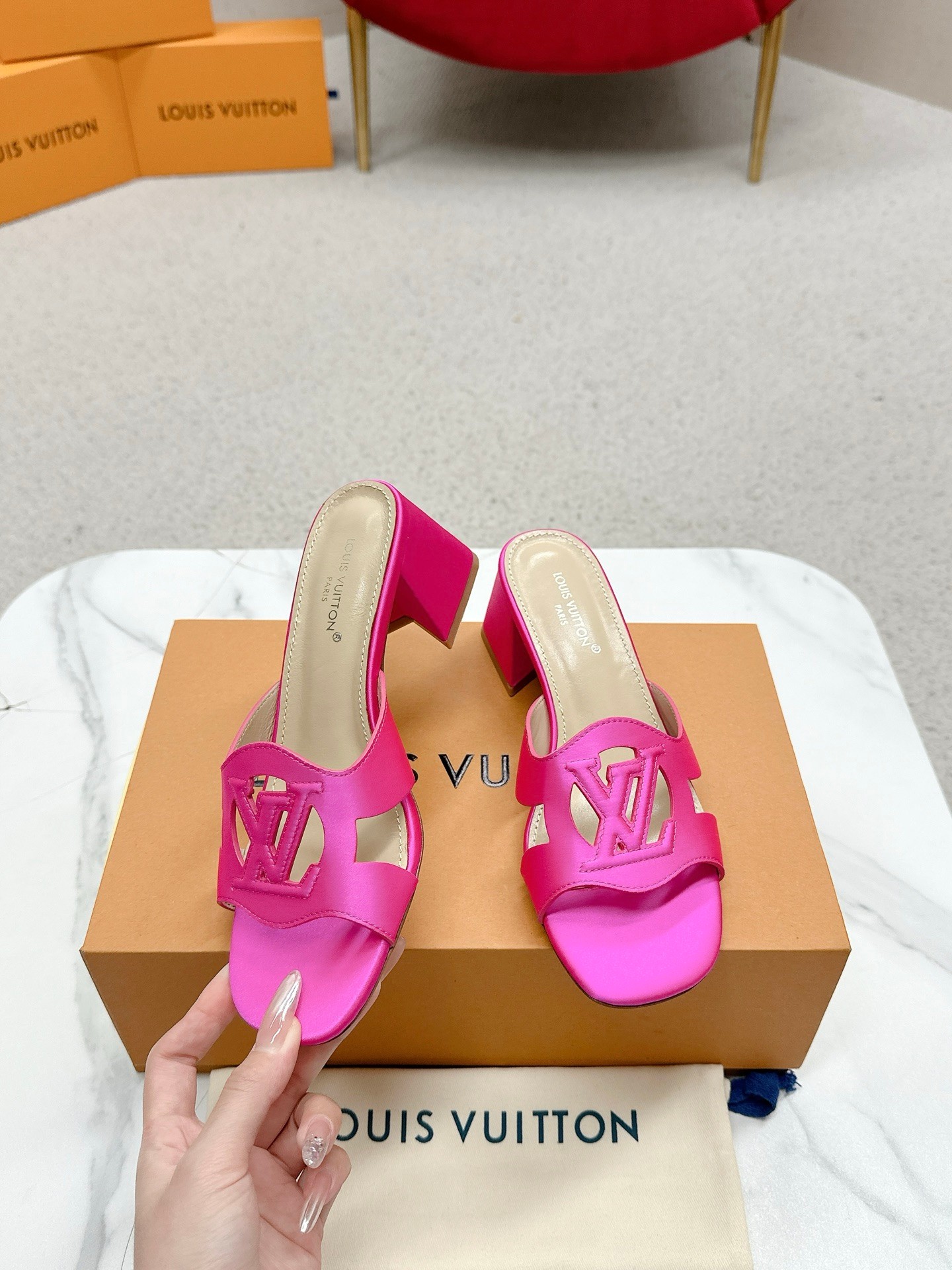 Louis Vuitton 648Losis heel sandals, top version. Streets bustling with excitement.