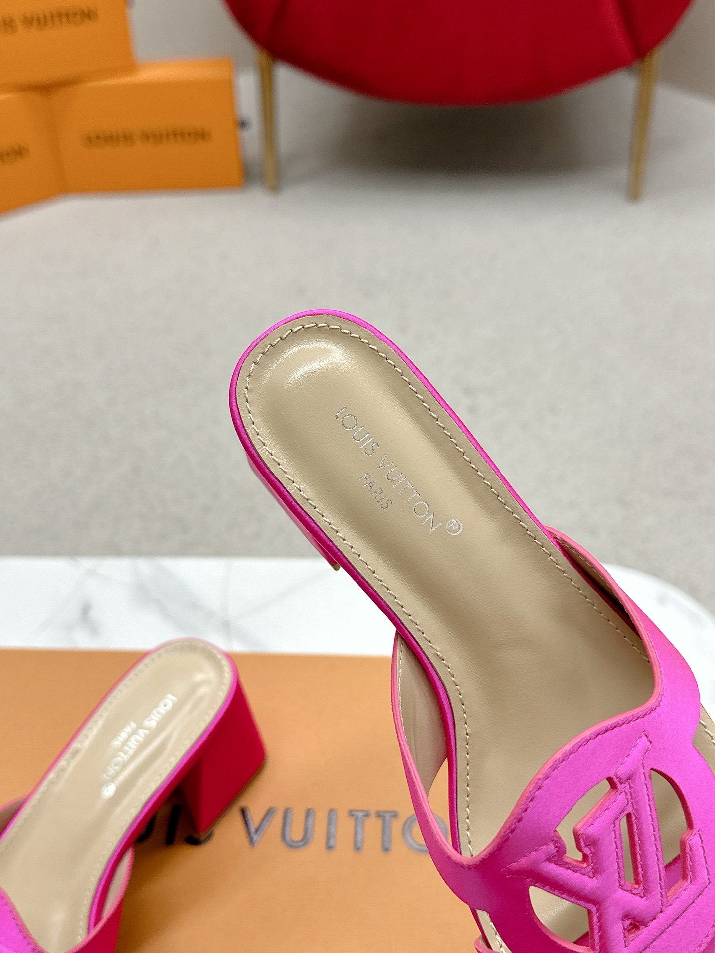 Louis Vuitton 648Losis heel sandals, top version. Streets bustling with excitement. - 图片 9