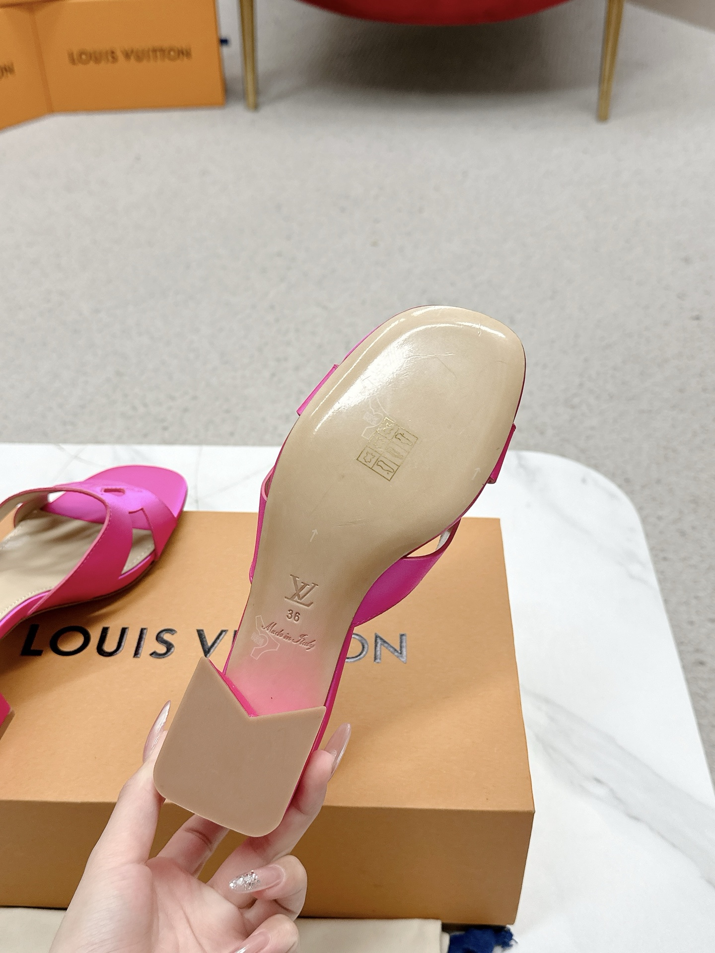 Louis Vuitton 648Losis heel sandals, top version. Streets bustling with excitement. - 图片 8