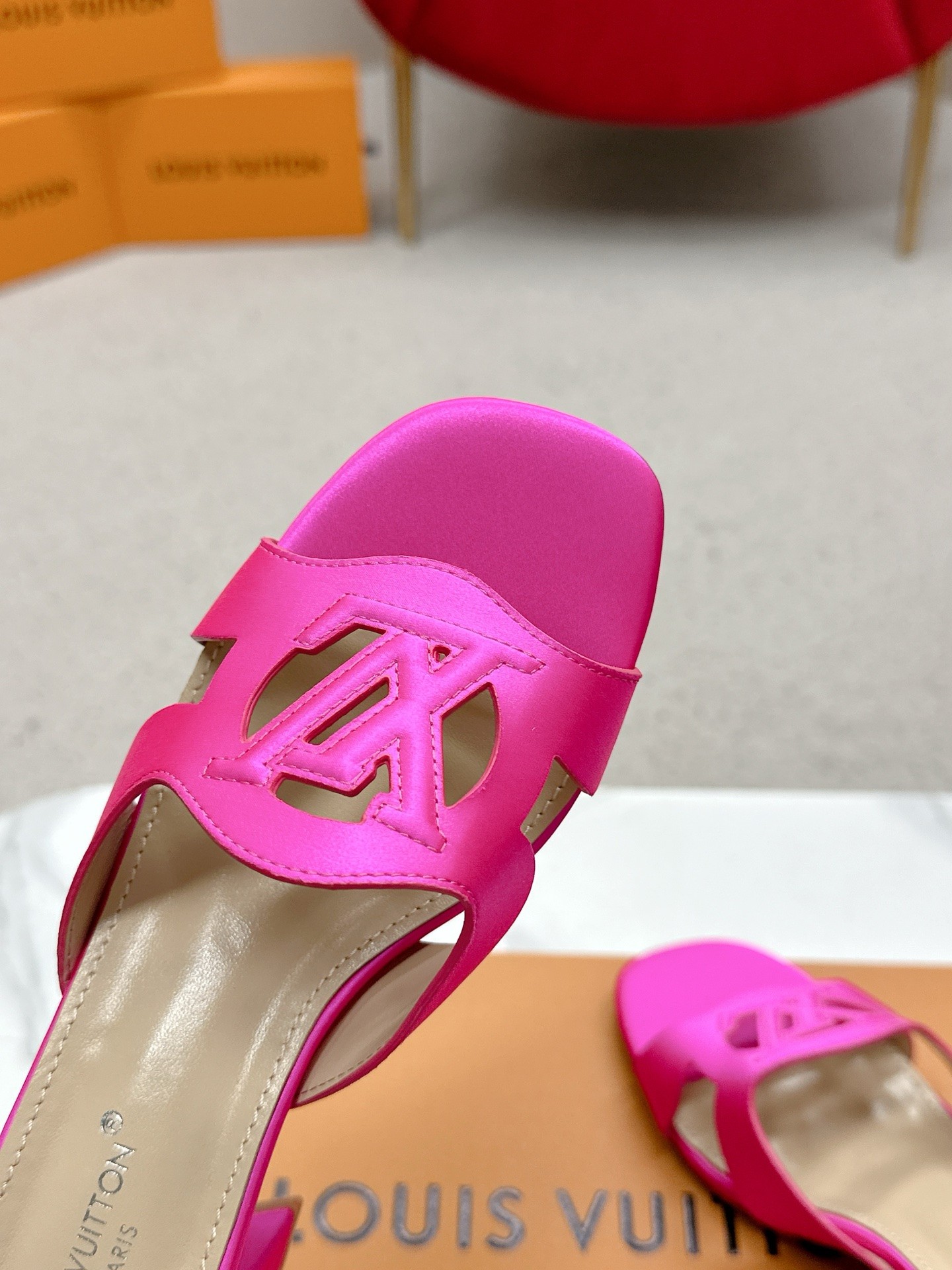 Louis Vuitton 648Losis heel sandals, top version. Streets bustling with excitement. - 图片 7