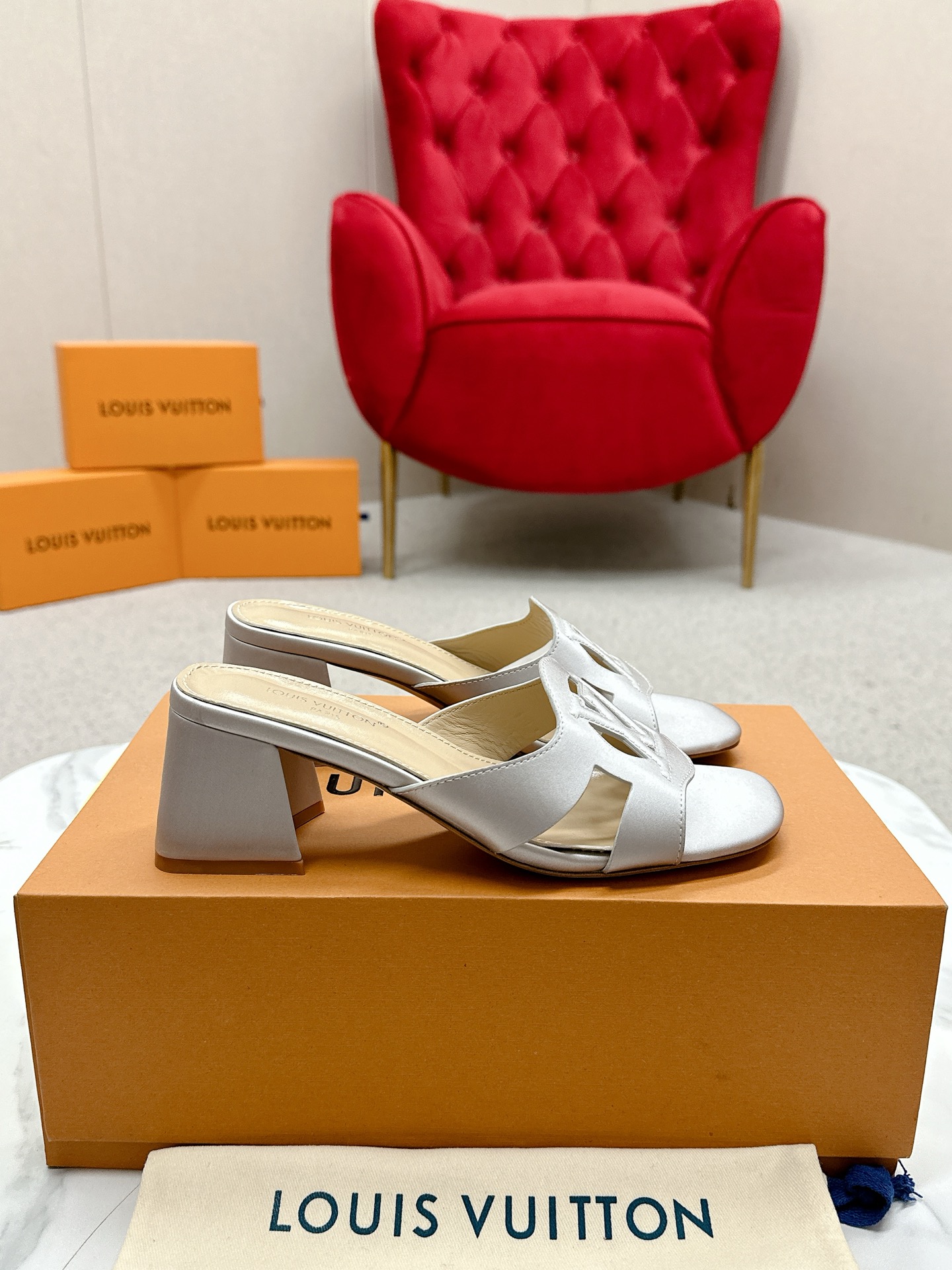 Title: Louis Vuitton 648 Heel Sandals Review Summary: Review of top version Louis Vuitton 648 heel sandals, praising their quality and style. - 图片 3