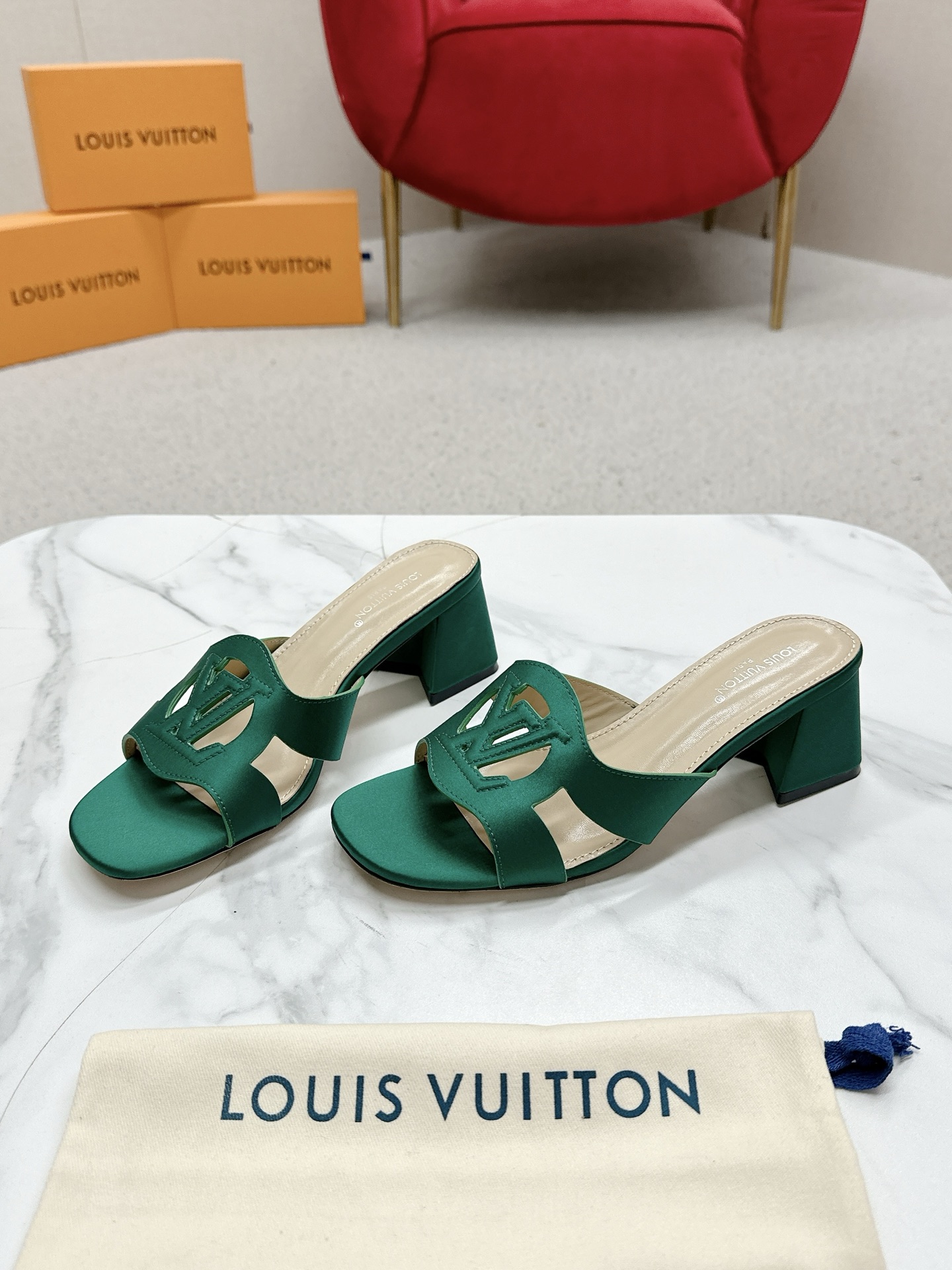 Louis Vuitton sandals in top version with LV logo, 648Losis Vuitt. Streets are busy with dents. - 图片 6