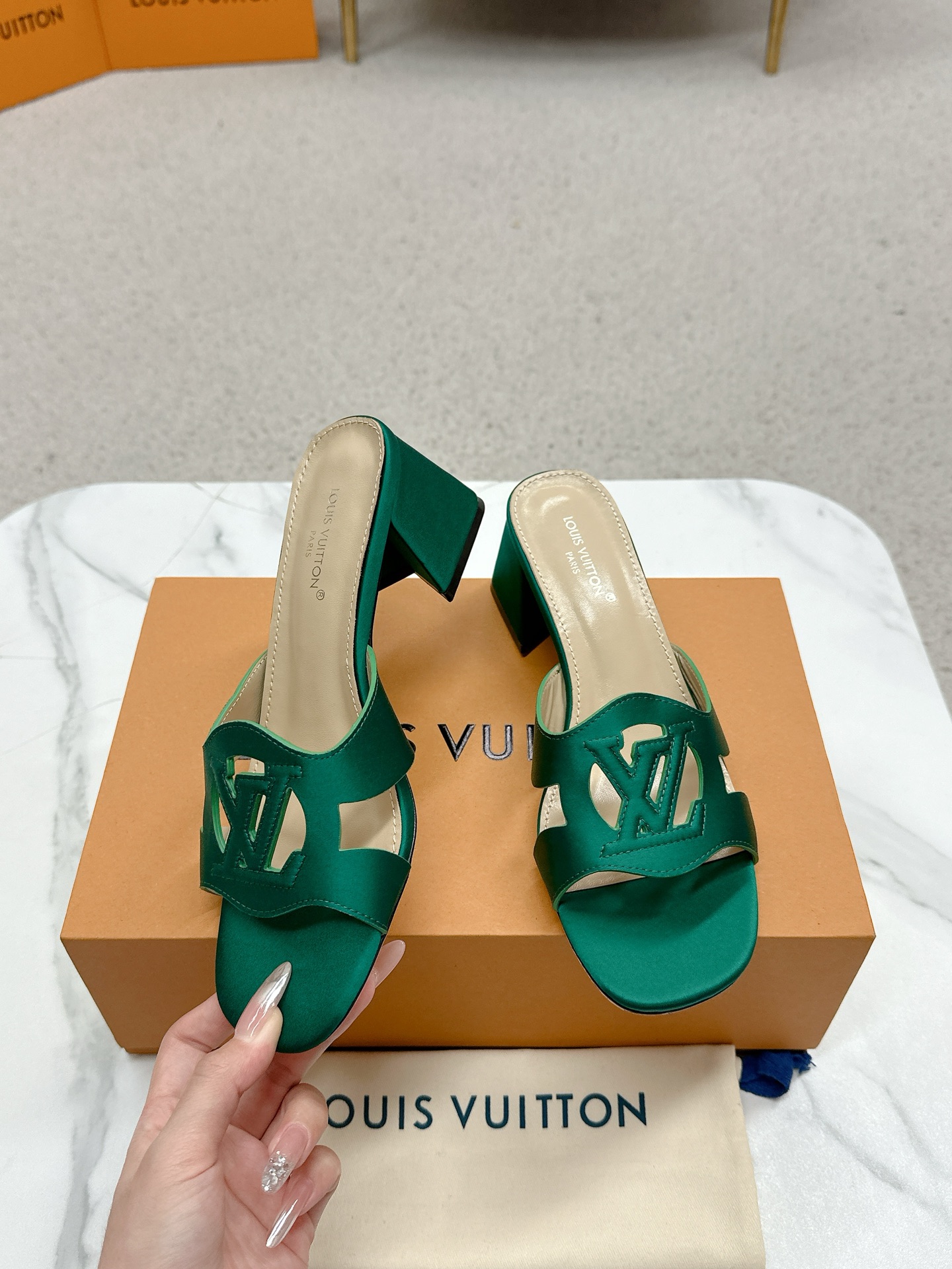 Louis Vuitton sandals in top version with LV logo, 648Losis Vuitt. Streets are busy with dents.