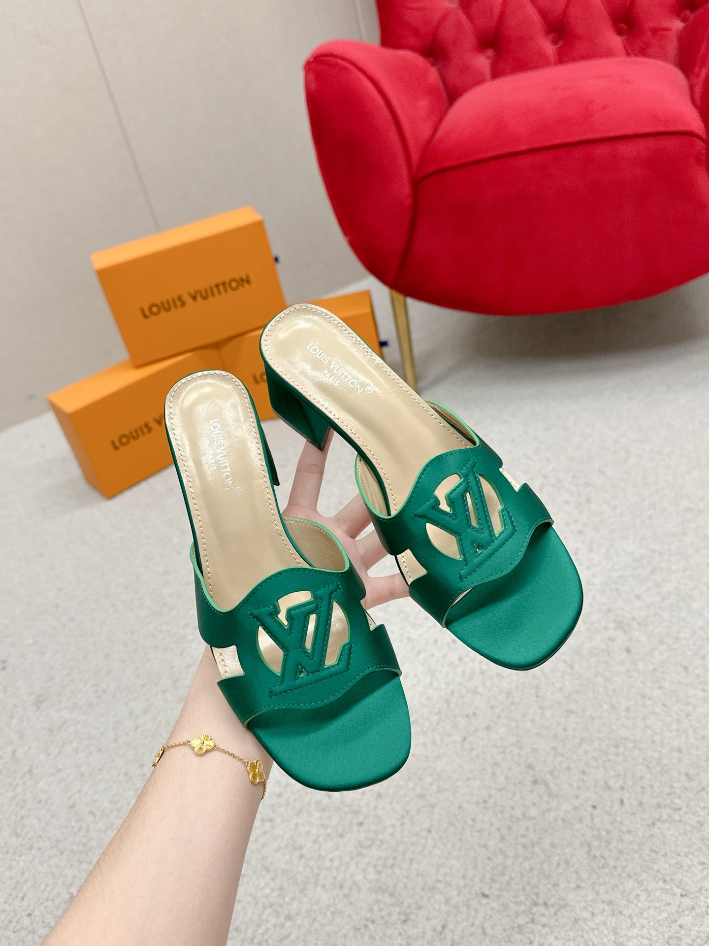 Louis Vuitton sandals in top version with LV logo, 648Losis Vuitt. Streets are busy with dents. - 图片 5