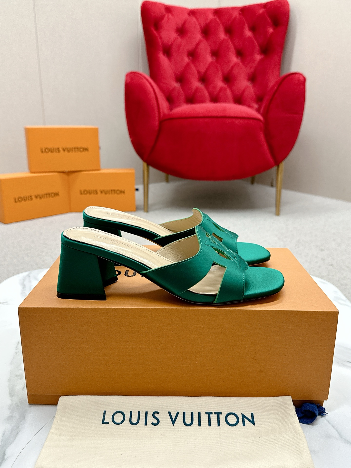 Louis Vuitton sandals in top version with LV logo, 648Losis Vuitt. Streets are busy with dents. - 图片 3