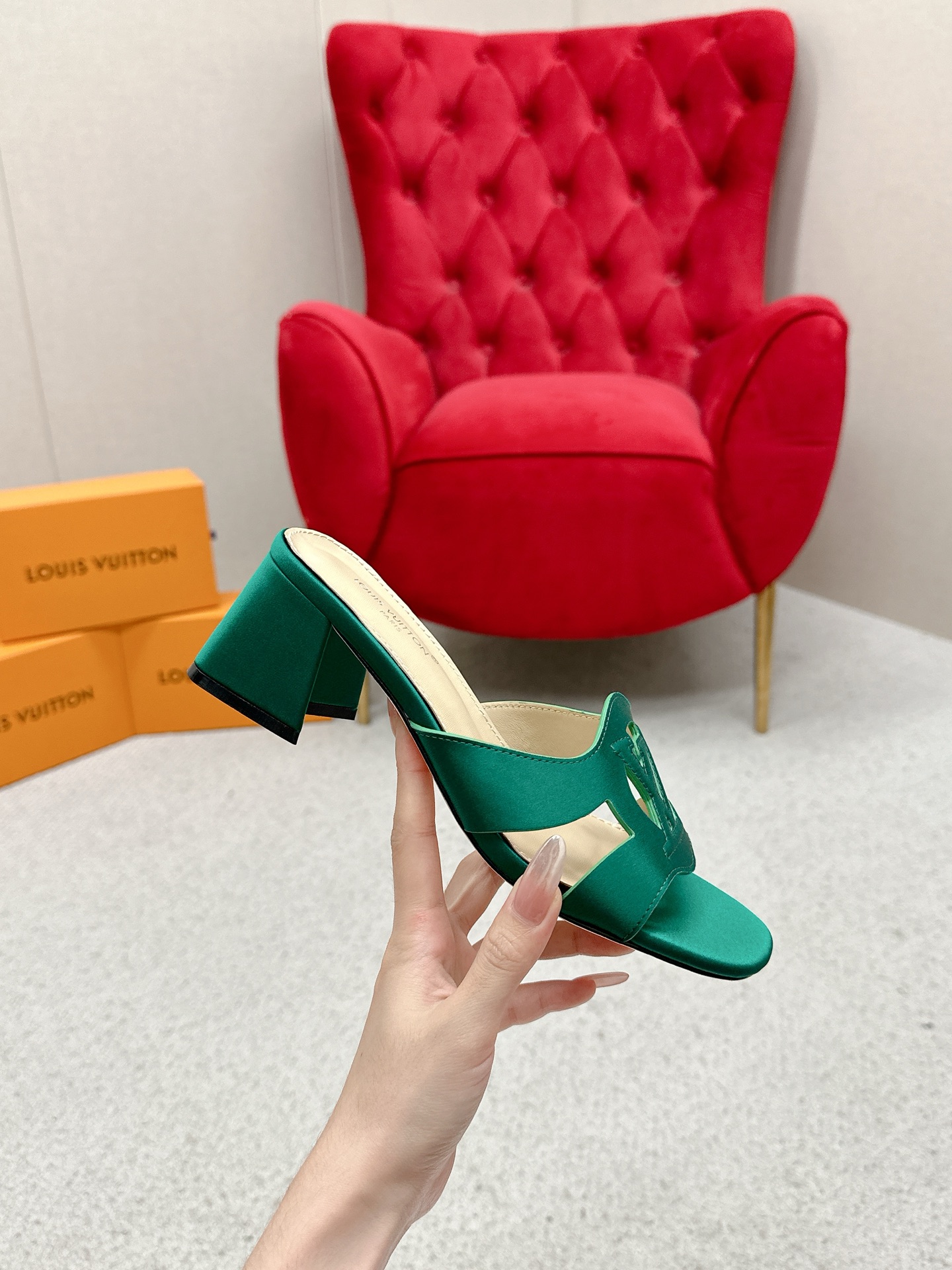 Louis Vuitton sandals in top version with LV logo, 648Losis Vuitt. Streets are busy with dents. - 图片 4