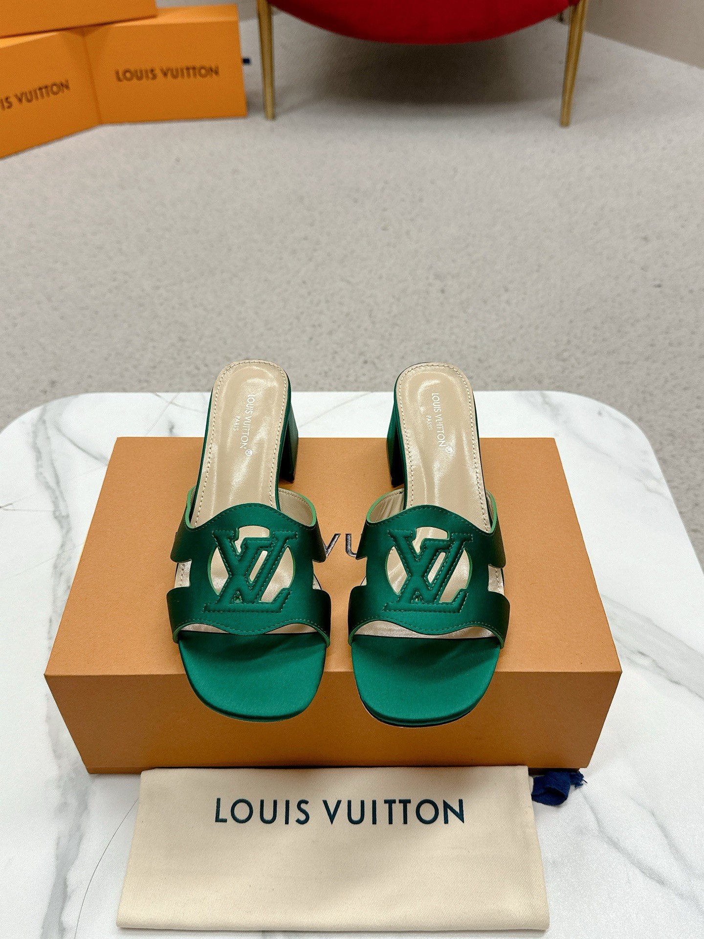 Louis Vuitton sandals in top version with LV logo, 648Losis Vuitt. Streets are busy with dents. - 图片 2