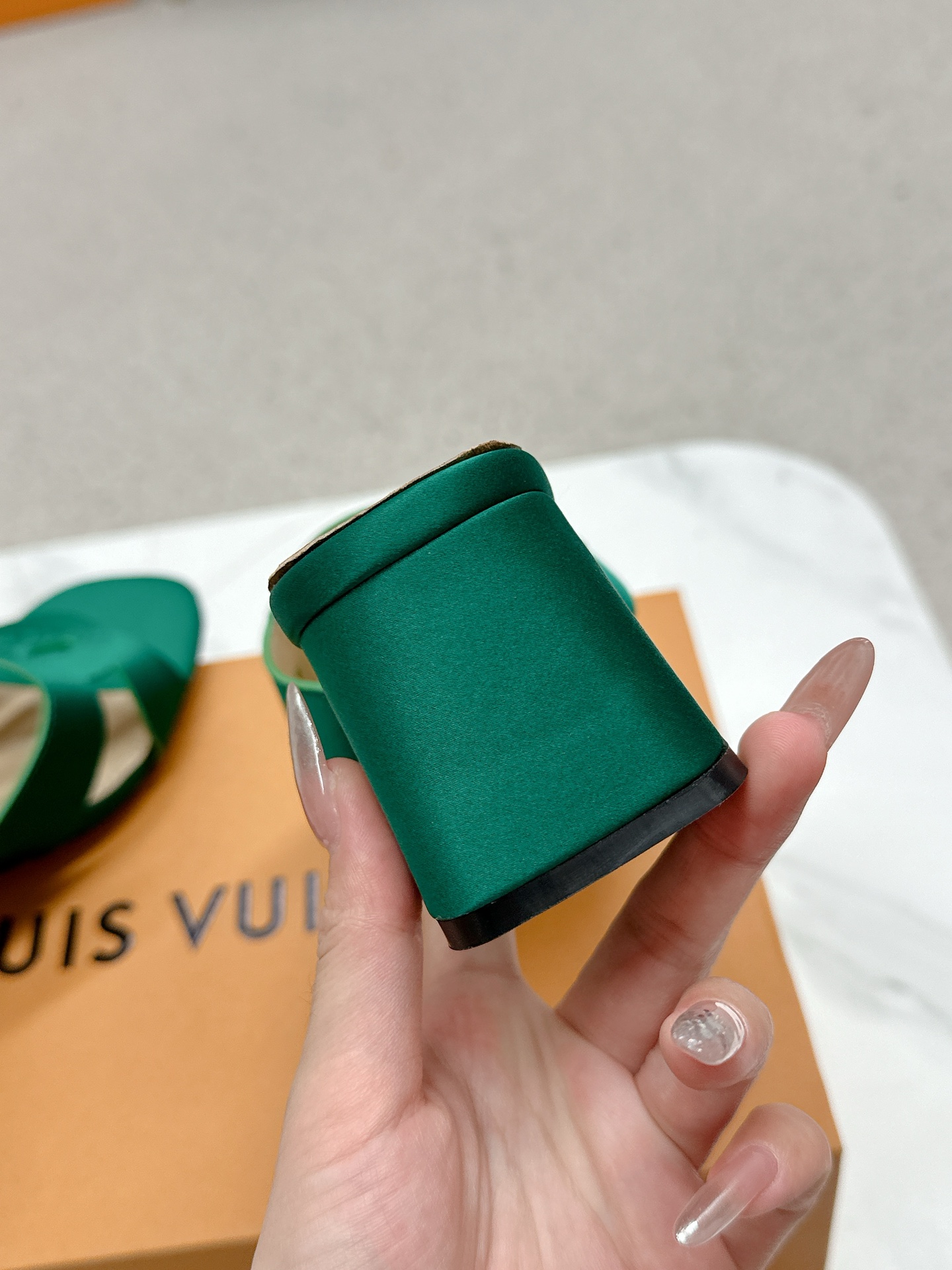 Louis Vuitton sandals in top version with LV logo, 648Losis Vuitt. Streets are busy with dents. - 图片 8