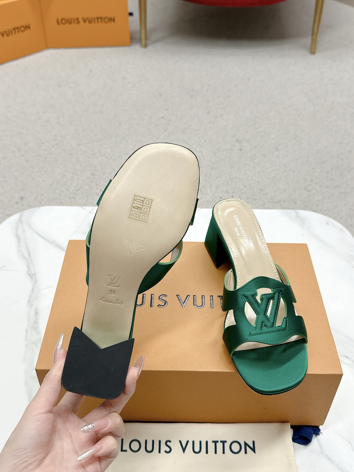 Louis Vuitton sandals in top version with LV logo, 648Losis Vuitt. Streets are busy with dents. - 图片 9