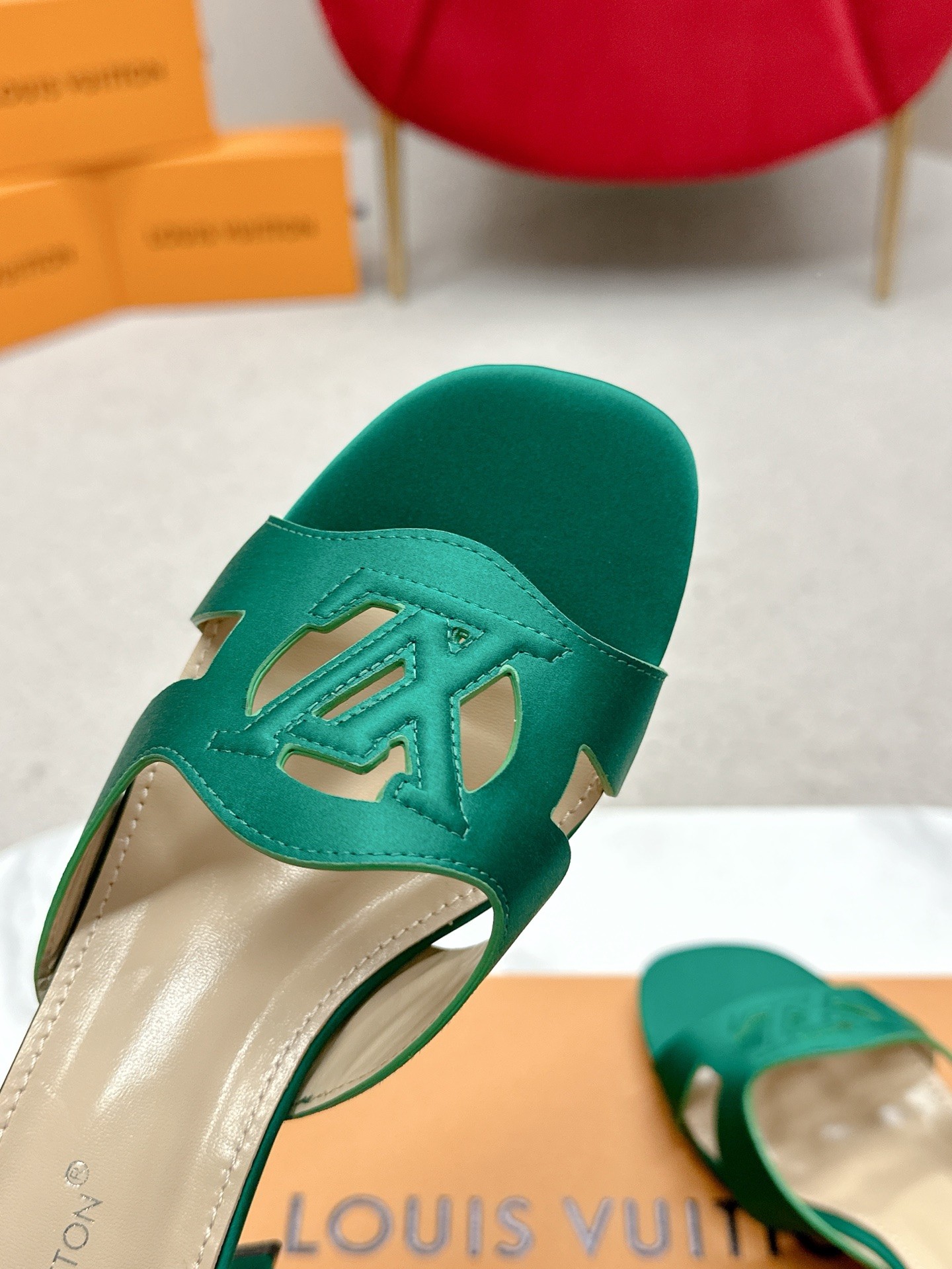 Louis Vuitton sandals in top version with LV logo, 648Losis Vuitt. Streets are busy with dents. - 图片 7