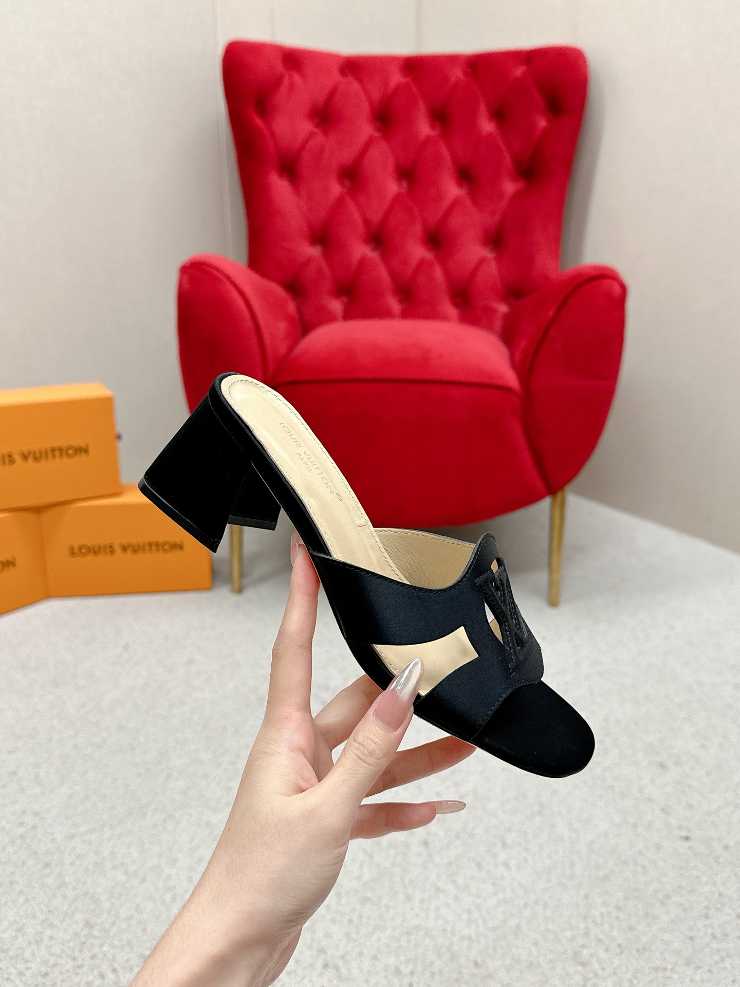“Louis Vuitton Heel Sandals: Top Version Review and Styling Tips” - 图片 4