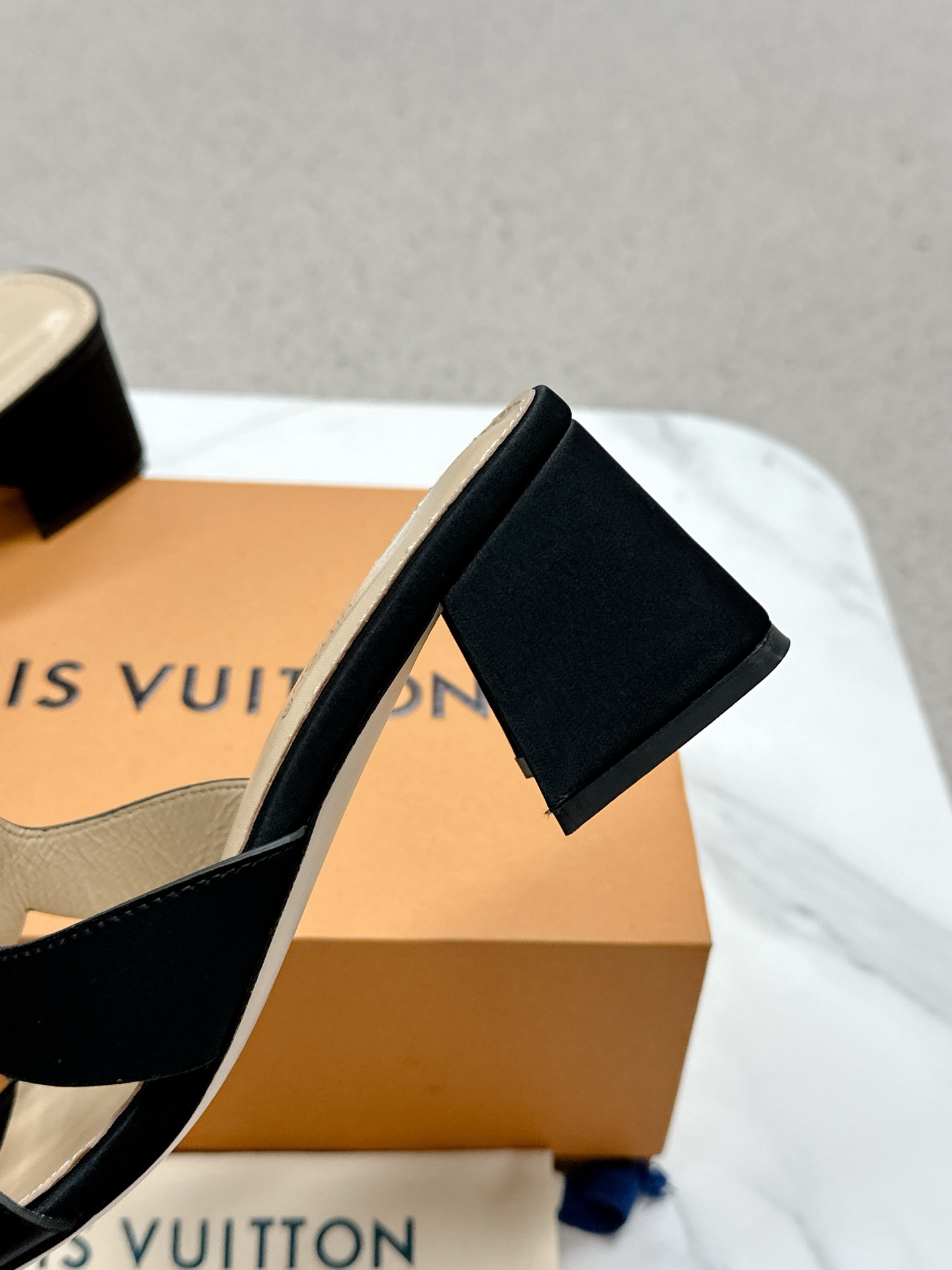 “Louis Vuitton Heel Sandals: Top Version Review and Styling Tips” - 图片 9