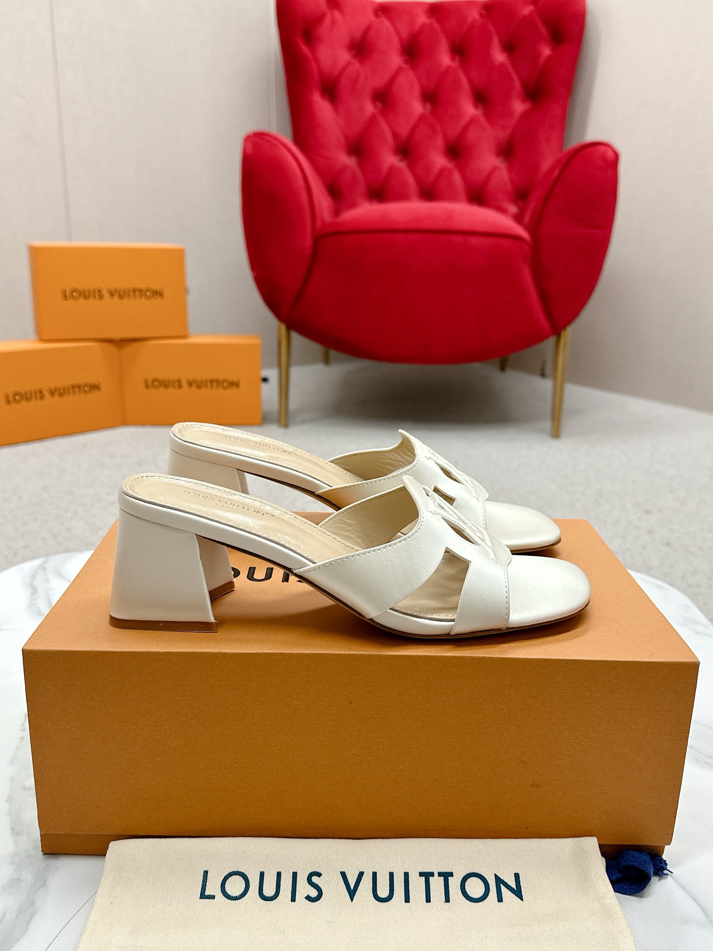 Title: Louis Vuitton 648Losis Heel Sandals Review Summary: Review of top version Louis Vuitton 648Losis heel sandals, mentioning air and streets full of d - 图片 3