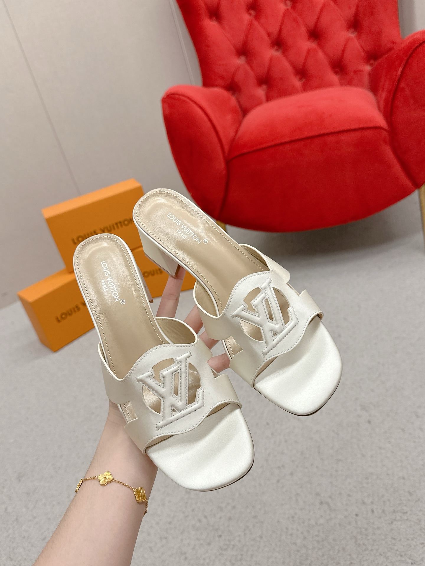 Title: Louis Vuitton 648Losis Heel Sandals Review Summary: Review of top version Louis Vuitton 648Losis heel sandals, mentioning air and streets full of d - 图片 5