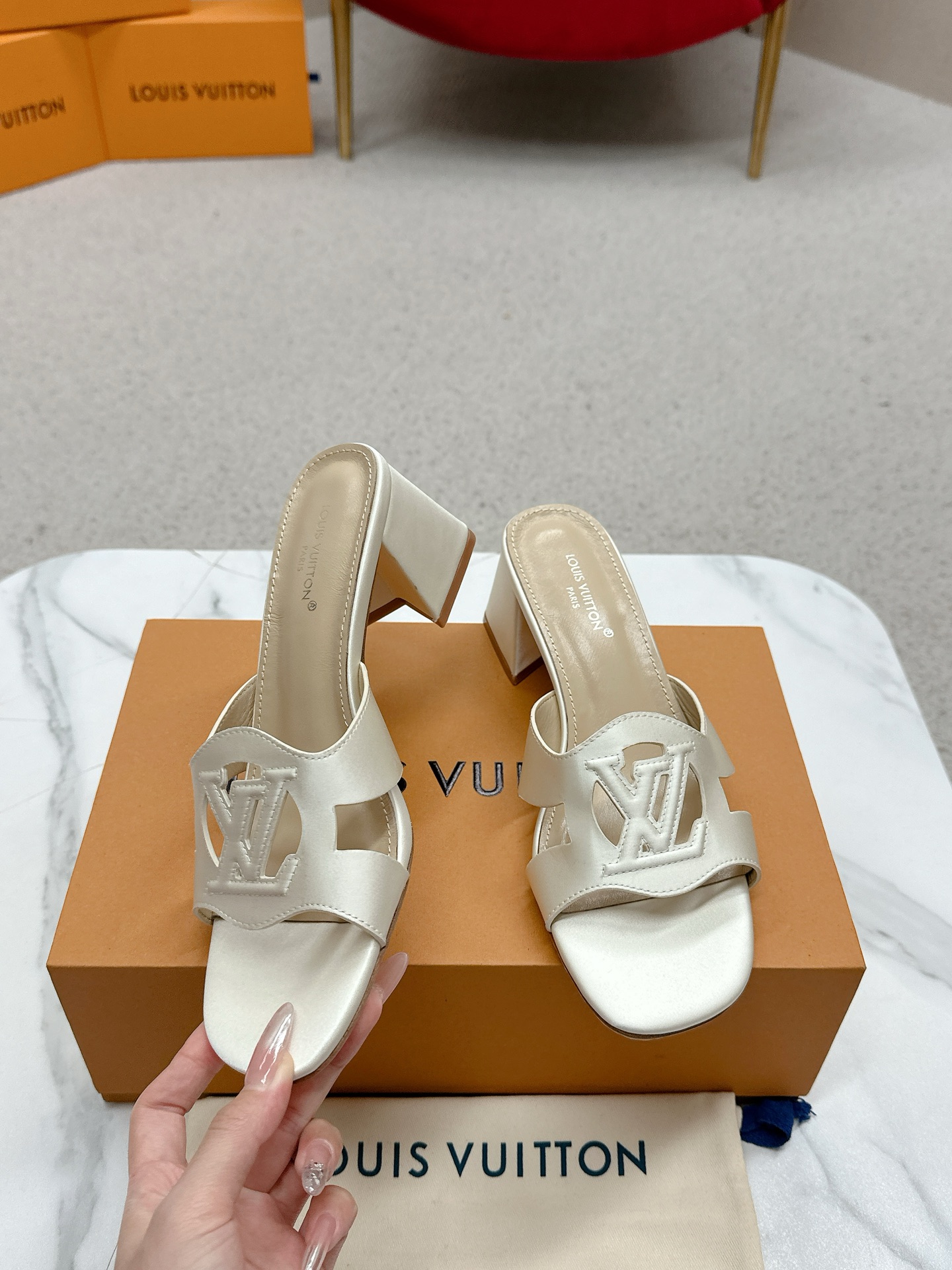 Title: Louis Vuitton 648Losis Heel Sandals Review Summary: Review of top version Louis Vuitton 648Losis heel sandals, mentioning air and streets full of d - 图片 1