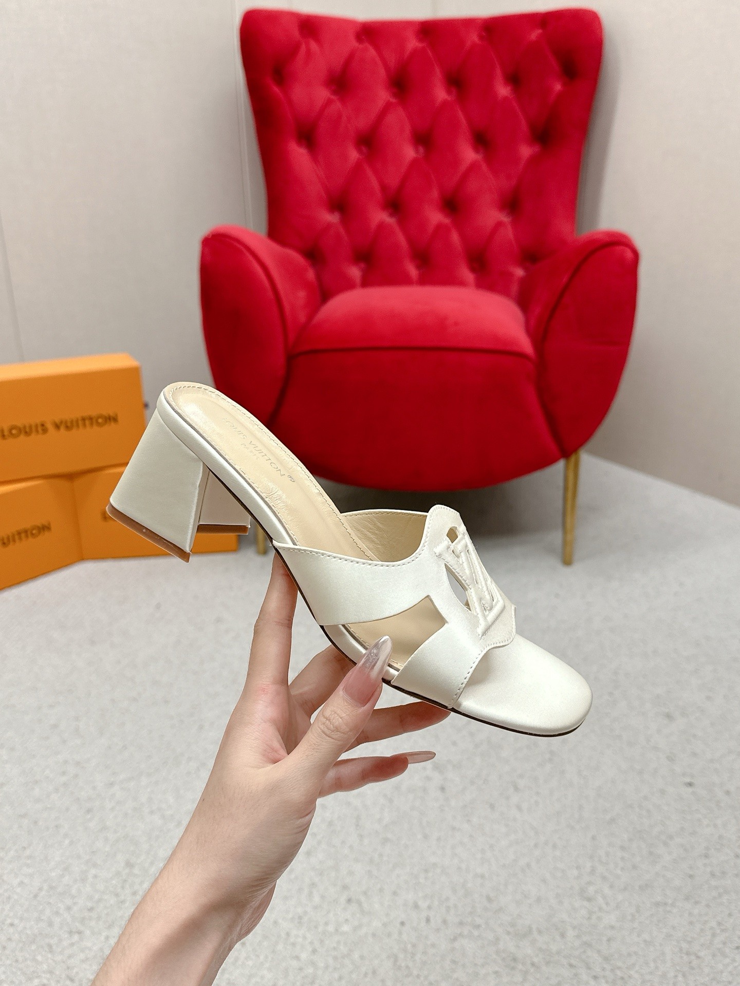 Title: Louis Vuitton 648Losis Heel Sandals Review Summary: Review of top version Louis Vuitton 648Losis heel sandals, mentioning air and streets full of d - 图片 4