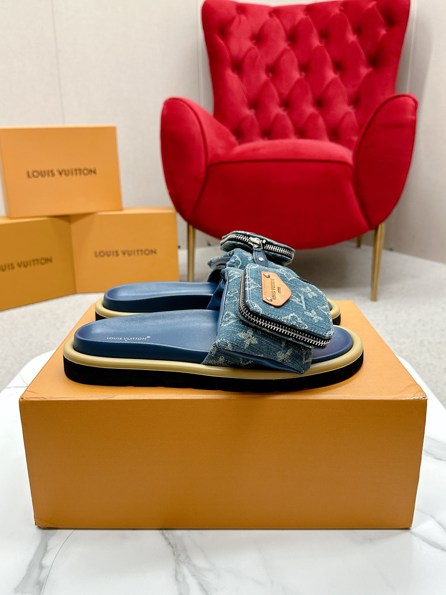 Louis Vuitton x TM Takashi Murakami collaboration couple slides 3
