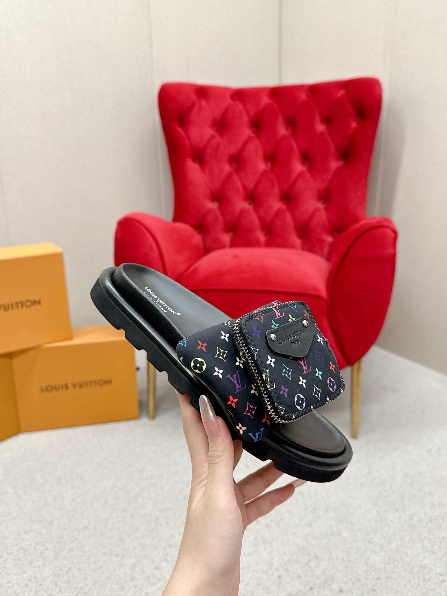 NO:409776,Louis Vuitton, Louis Vuitton X TM Murakami Takashi's joint couple slippers BS purchasing level!  Full of high-end feeling!  A popular model from domestic and foreign bloggers, retro and fashionable, beautiful!  Official website main model, original calfskin 5D printing technology, inner lining: imported mixed-bred sheepskin, original molded foamed sole, size 35-45#, slippers, louis vuitton, louis vuitton, slippers, cowhide, sheepskin19860909Louis Vuitton路易威登X TM村上隆联名情侣款拖鞋 BS代购级别！高级感十足！国内外博主刷爆的一款,复古又时髦上脚美炸了！官网主推款 鞋面原版小牛皮5D印花工艺 内里: 进口混种羊皮 大底原版开模发泡大底 码数35-45#,拖鞋,louis vuitton,louis vuitton,slippers,cowhide,sheepskin,Women's Shoes