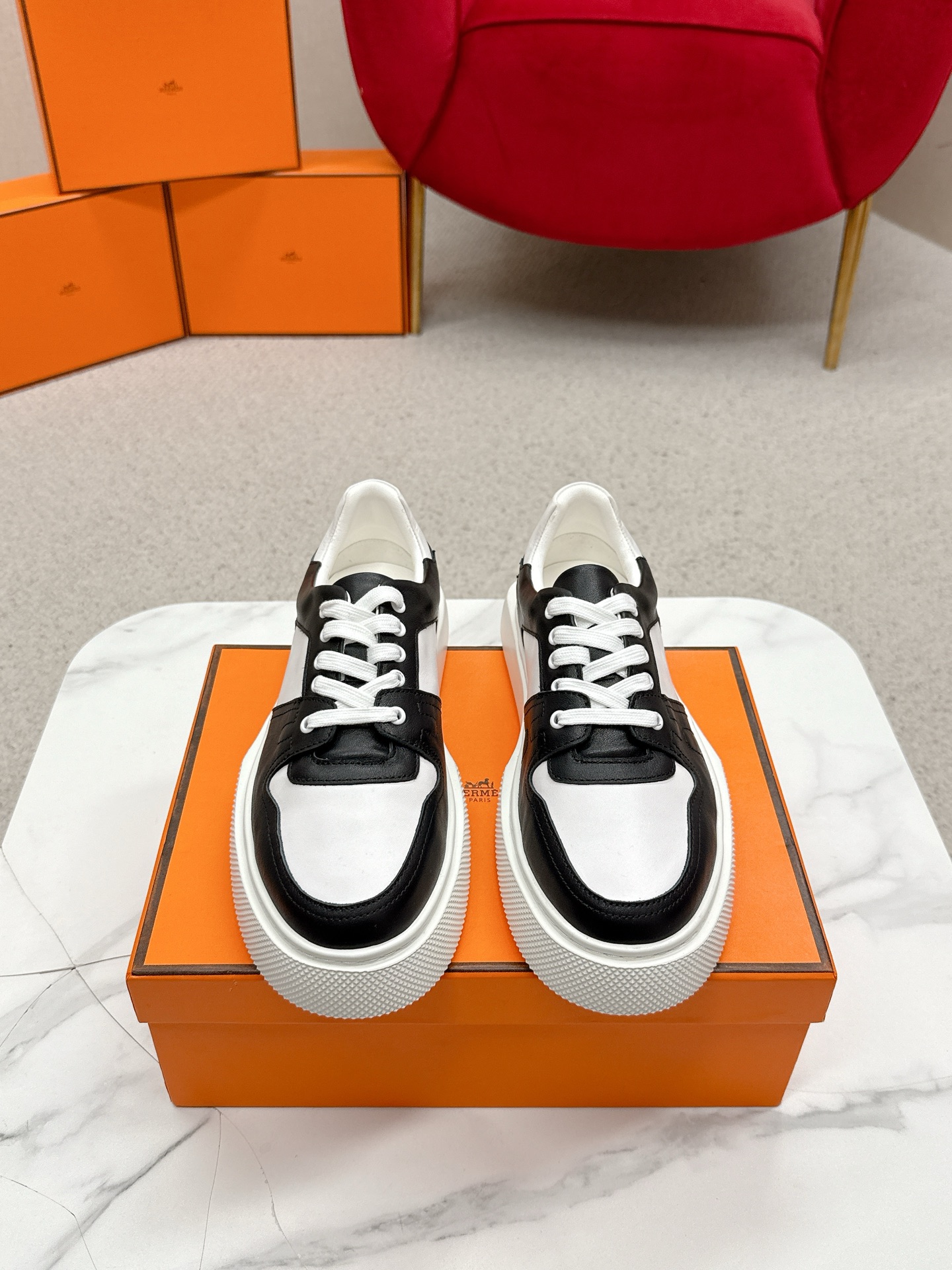 NO:682250,Men's Herme's is made of premium products. I fell in love with it as soon as I opened the package. Every sneaker in Malaysia this year is hard to put down. Fashion is about being different. The overall design of the shoes is very refreshing, with a sense of high-end, and the fashion matching is more international. This is the aura of a big brand!  The H family rarely produces flat casual shoes, and they are styled with classic palladium-plated Kelly shoe buckles!  Create a fashionable urban style, which embodies the noble and elegant style of Aisi!  Material selection: Italian imported cowhide, lining + foot pads, imported sheepskin, original customized outsole, size men's 39-44 (men's size 45 can be customized and non-returnable), casual shoes/sports shoes, hermes, sneakers, cowhide, sheepskin19860909男款 Herme's爱仕,直线精品打造,一打开包装就深深地爱上了,今年大马家的每一款运动鞋都让人爱不释手,时尚就是要与众不同. 鞋子的整体设计是非常清爽的,自带高级感,将时尚搭配的更加国际化,这就是大牌的气场！ H家族很少出平底休闲鞋而且是搭配经典镀钯Kelly鞋扣的款式！打造时尚都市造型,非常体现爱仕高贵典雅风格！ 选材意大利进口牛皮 内里+垫脚进口羊皮 原版定制大底 码数男款39-44（男款45可定做不退换）,休闲鞋/运动鞋,hermes,sneakers,cowhide,sheepskin,Women's Shoes