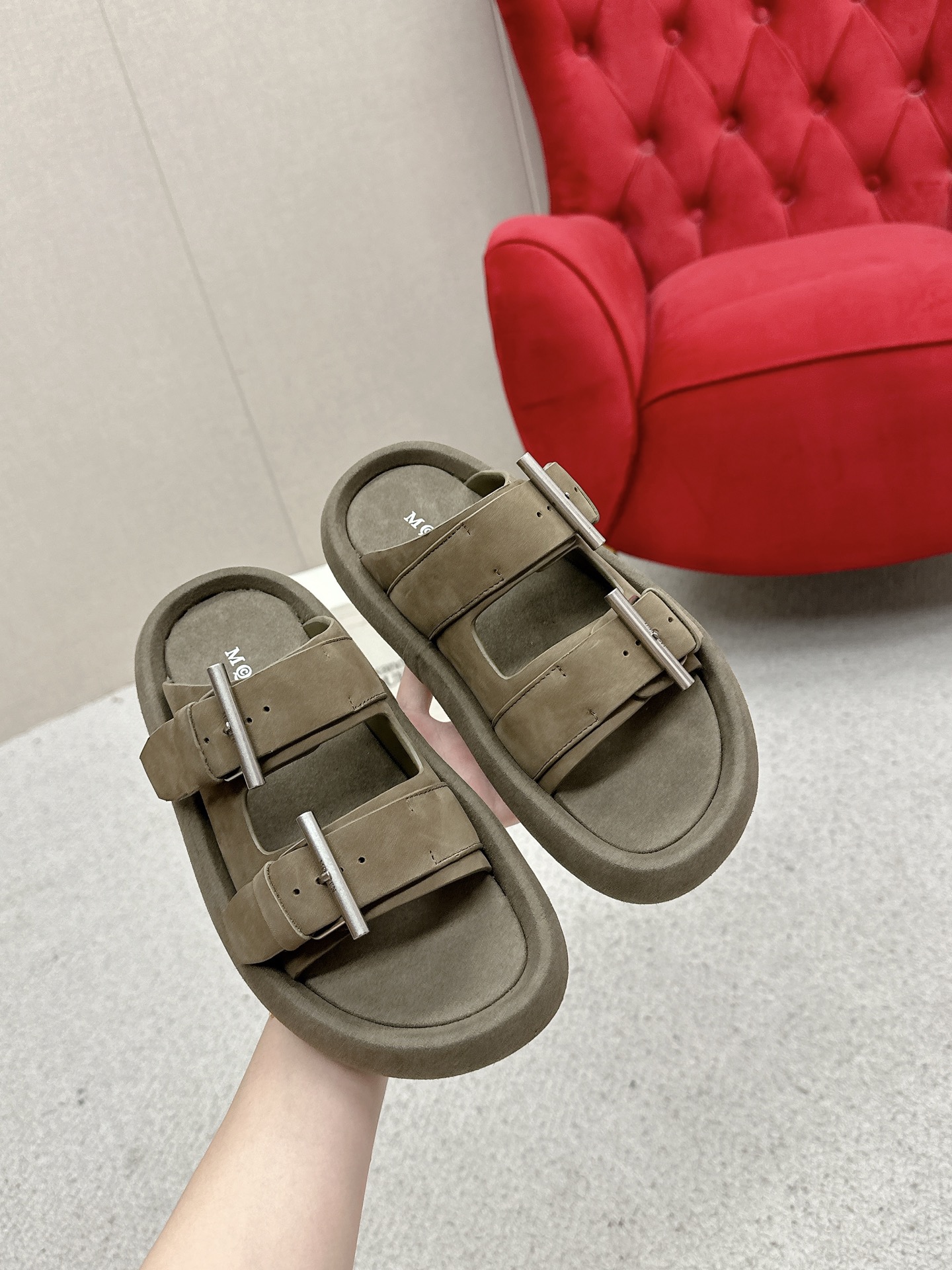 McQueen 25ss Collection: Stylish and Durable Footwear for Men and Women - 图片 1