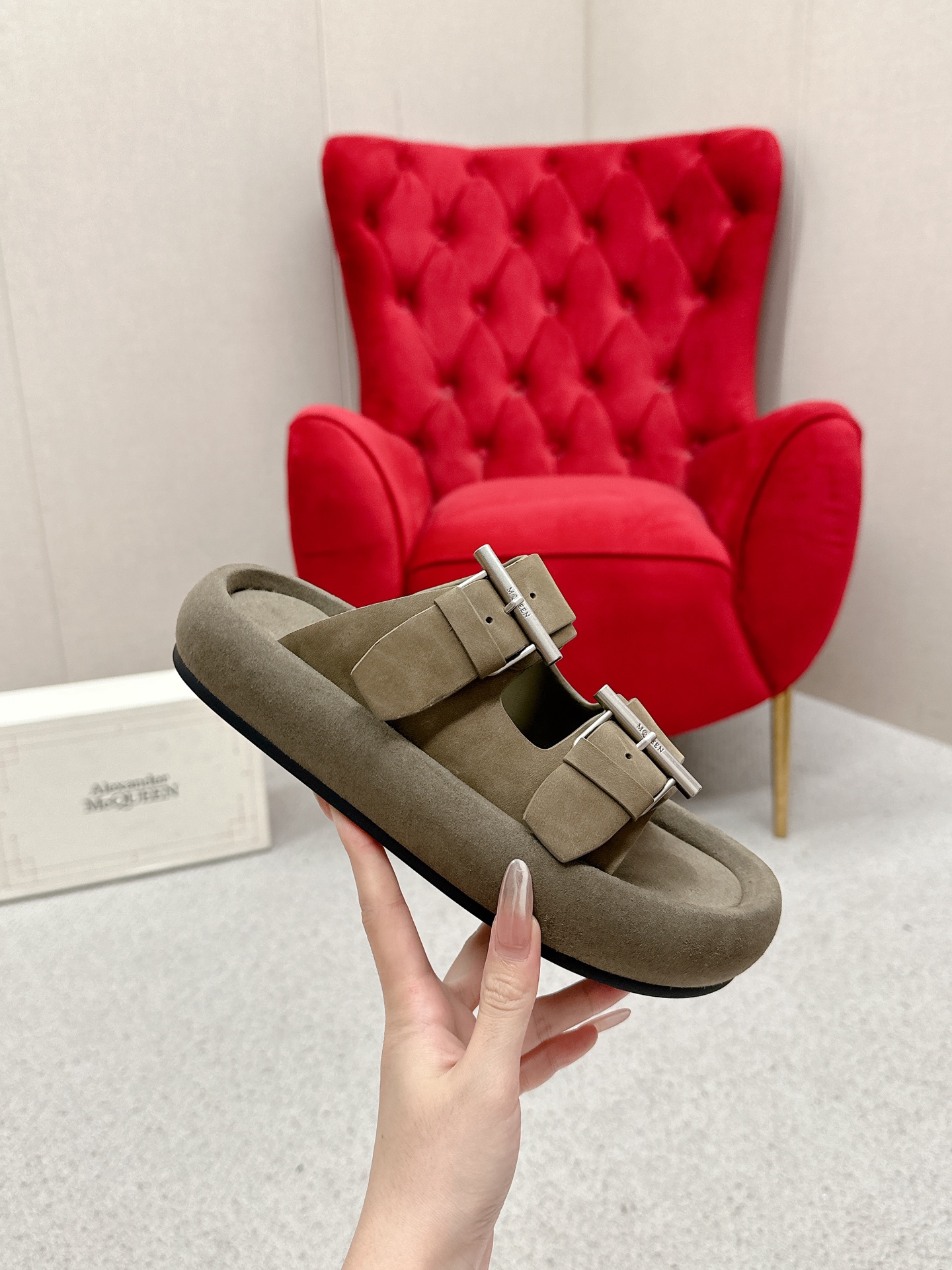 McQueen 25ss Collection: Stylish and Durable Footwear for Men and Women - 图片 5