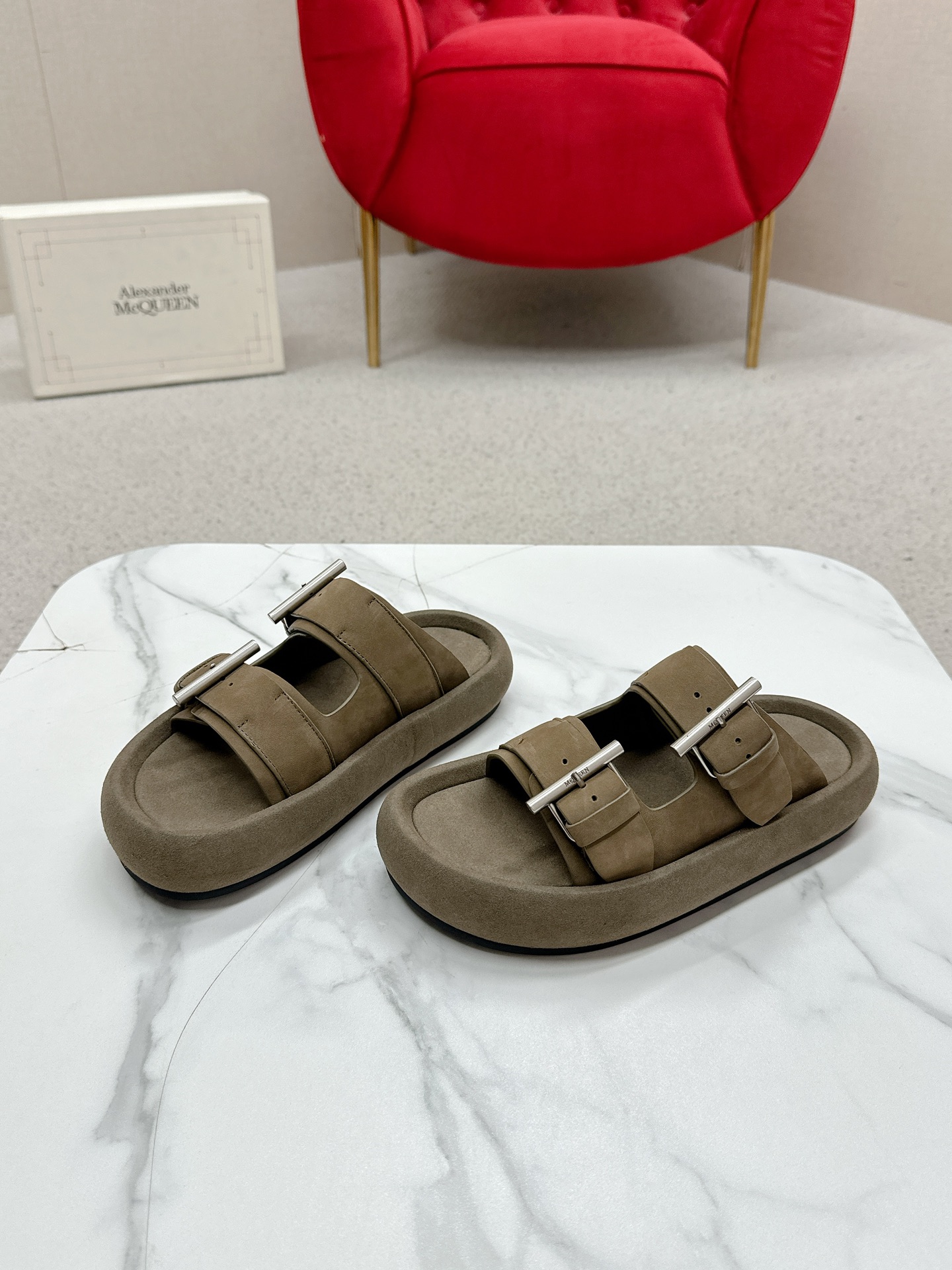 McQueen 25ss Collection: Stylish and Durable Footwear for Men and Women - 图片 6