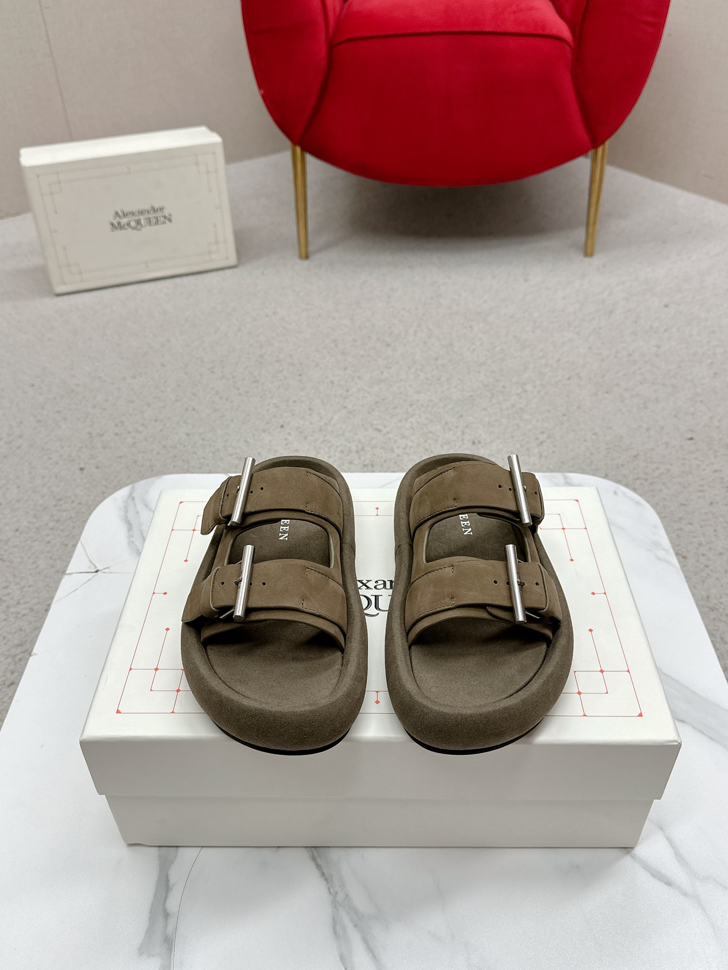 McQueen 25ss Collection: Stylish and Durable Footwear for Men and Women - 图片 2