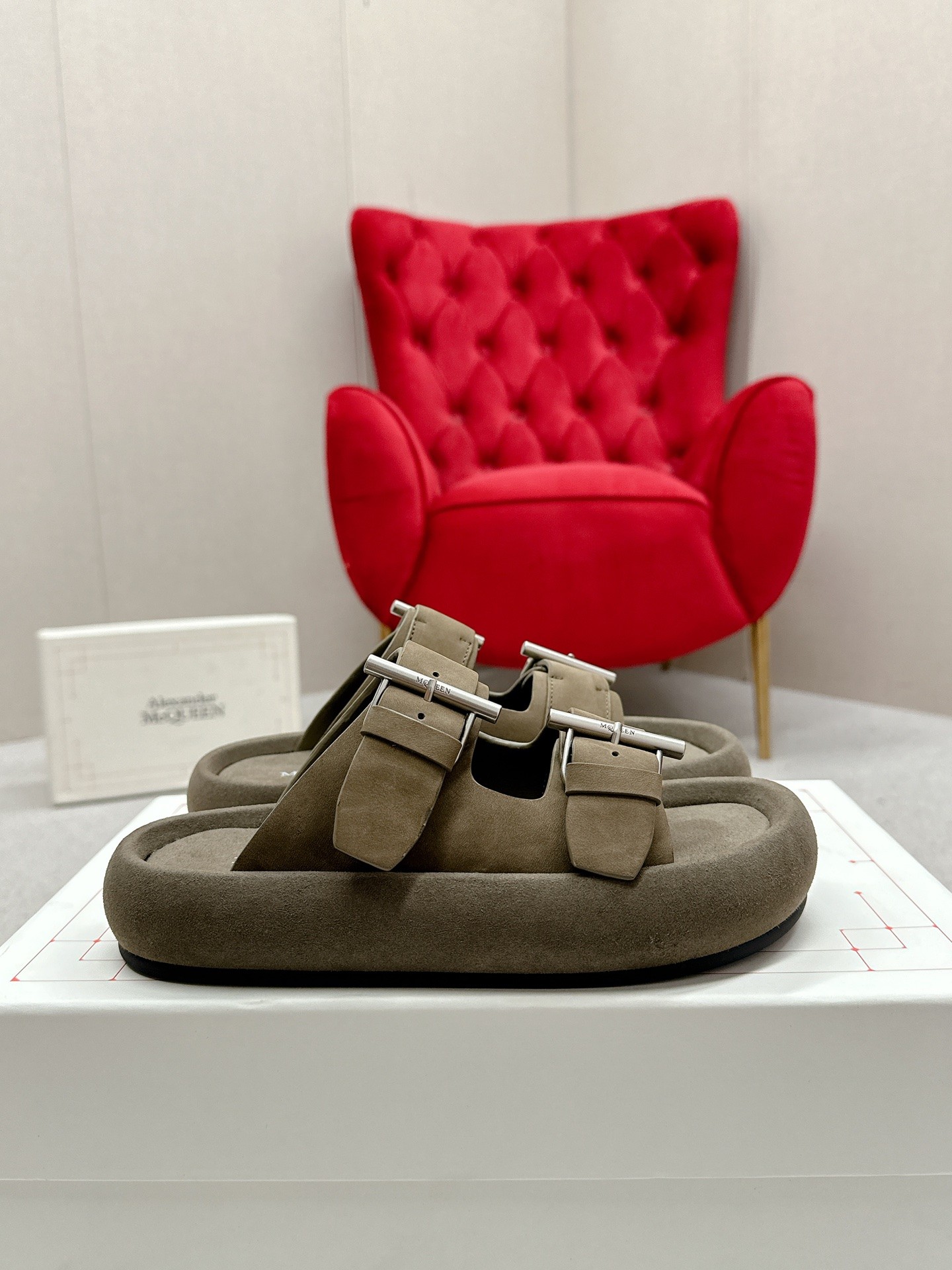 McQueen 25ss Collection: Stylish and Durable Footwear for Men and Women - 图片 3