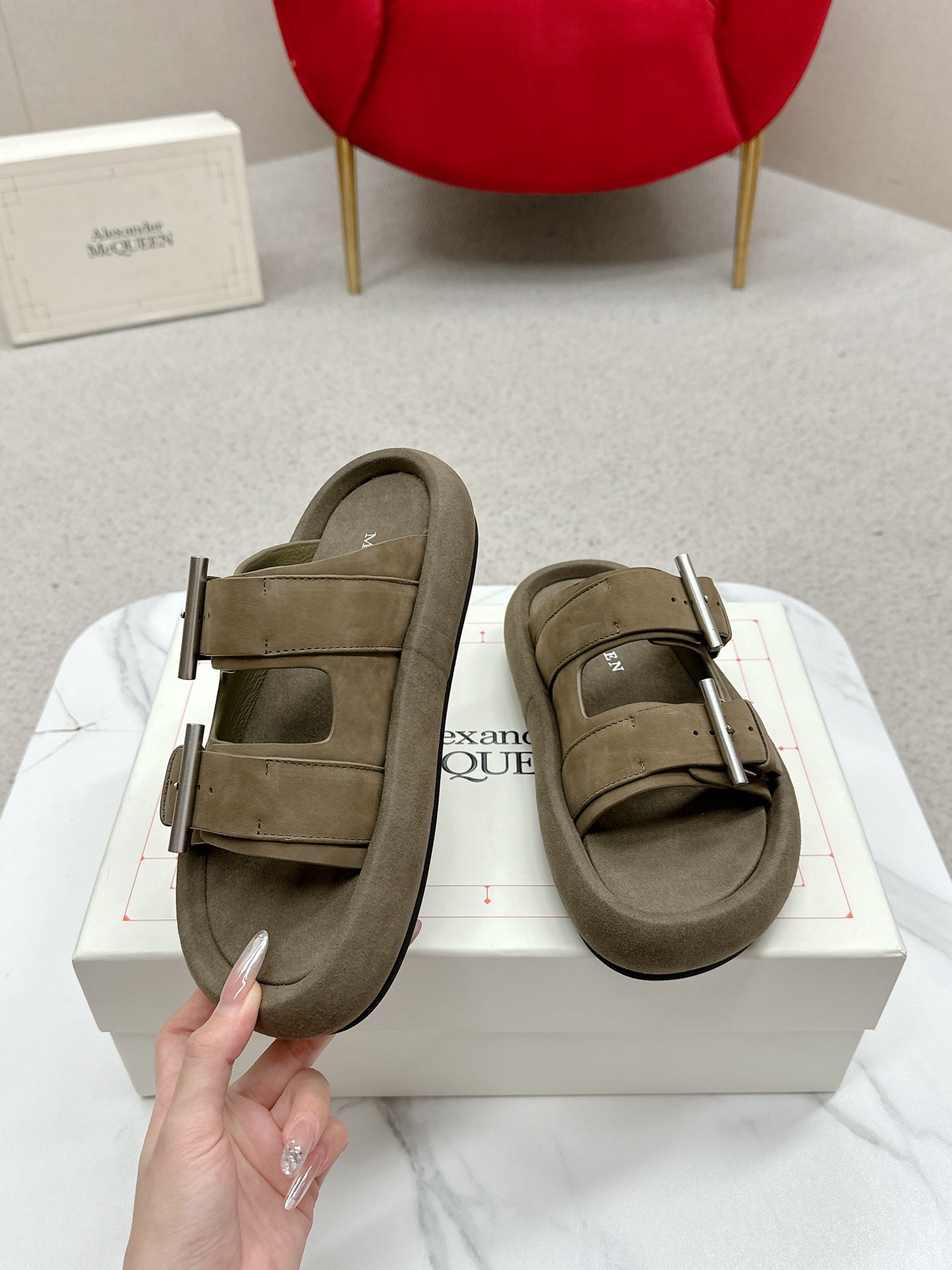 McQueen 25ss Collection: Stylish and Durable Footwear for Men and Women - 图片 4