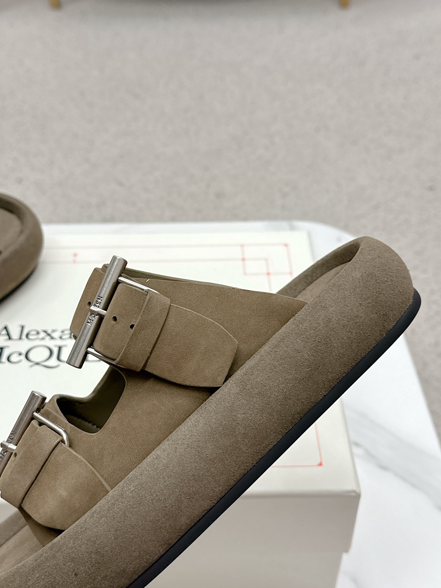 McQueen 25ss Collection: Stylish and Durable Footwear for Men and Women - 图片 8