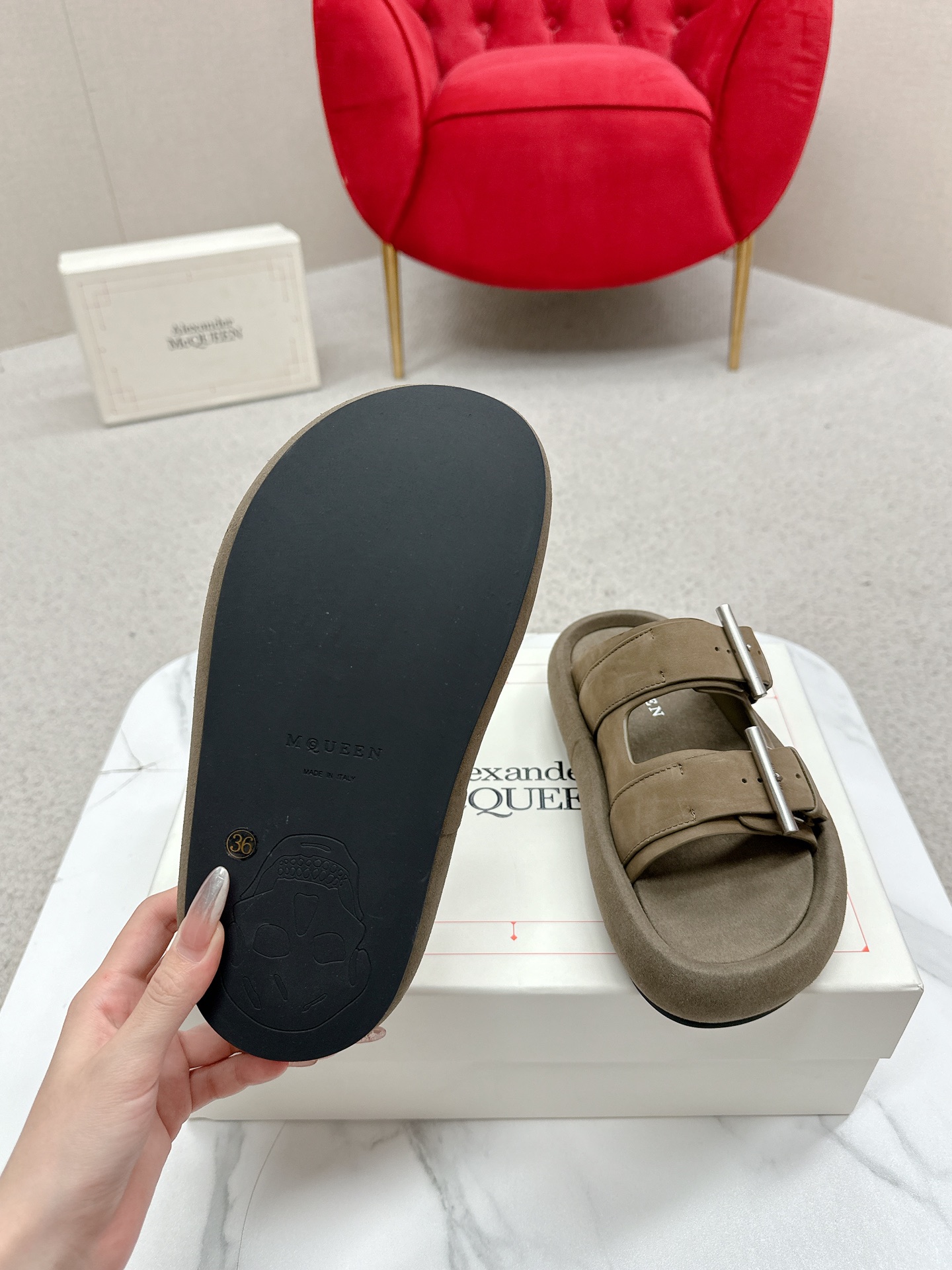 McQueen 25ss Collection: Stylish and Durable Footwear for Men and Women - 图片 9