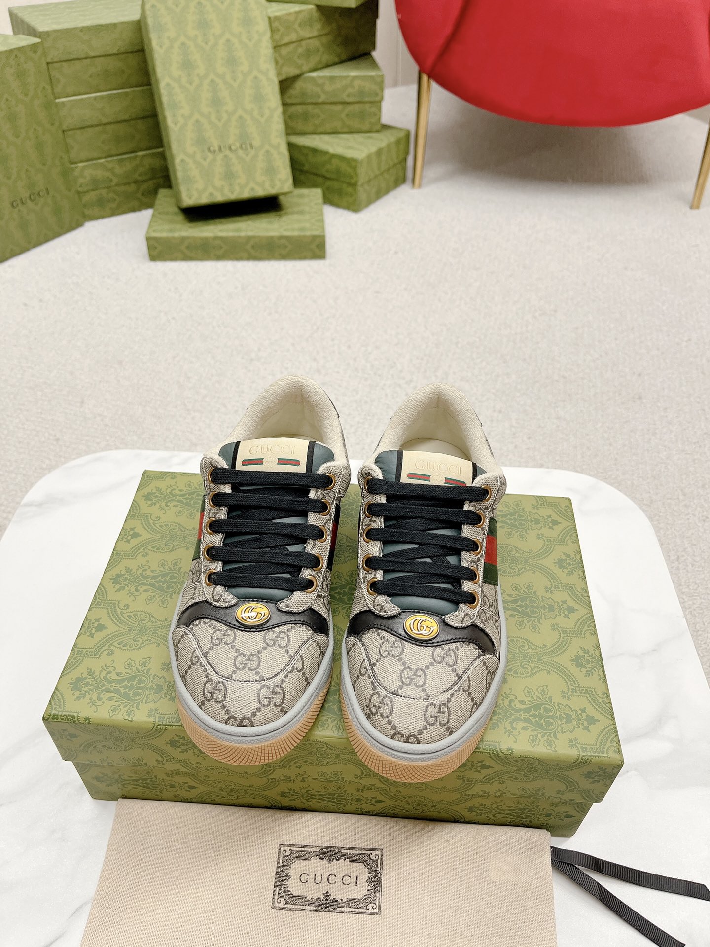 NO:682176,Men's Gucci - Purchasing version of GG series distressed dirty shoes - hot style is coming!  9 times out of 10 sales, you will definitely get the money. Ready stock!  Spot goods!  Spot goods!  New colors added - the ultimate version on the market!  Purchase the original version and develop it... fabric, material, outsole, and details can be compared at will!  Open molded Swarovski one-to-one replica rhinestone chain...Metal cherry pendant...Metal double G crystal cylindrical mark...Gucci original customized narrow webbing...Super flash series - flash diamond chain. The cherry decoration is detachable and can be changed into two for any combination to highlight your personality. Exclusive color-brushed cowhide fabric. Hand-made distressed is very textured and has a sense of luxury!  The details of the workmanship can be seen in the picture, and no line is missed. The original terry cloth is delicate, soft and more comfortable and breathable. The privately stamped two-color original TPU outsole (lower layer is wider and the upper layer is narrower). Matching packaging. Men's size 39-44 (men's size 45 is custom-made and non-returnable), casual shoes/sports shoes, gucci, swarovski, sneakers, cowhide19860909男 Gucci————代购版本 GG系列做旧小脏鞋-爆款来袭！ 十转九卖必上款 现货！现货！现货！新色加推-市场终极版本！ 购原版开发….面料 材质 大底 细节任意对比！ 开模施华洛世奇一比一精复刻水钻链.....金属樱桃吊坠……金属双G水晶圆柱形标……Gucci原版定制窄织带…… 超闪系列—闪钻链.樱桃装饰可拆卸,一变二任意搭配,彰扬个性 专属擦色牛皮面料.手工做旧非常有质感,自带高级感！ 做工细节图可体现,不放过一条线. 原版毛巾布里细腻柔软更舒适透气,私模钢印双色原版TPU大底(下层宽,上层窄) 配套包装 码数男39-44（男款45定做不退换）,休闲鞋/运动鞋,gucci,swarovski,sneakers,cowhide,Women's Shoes