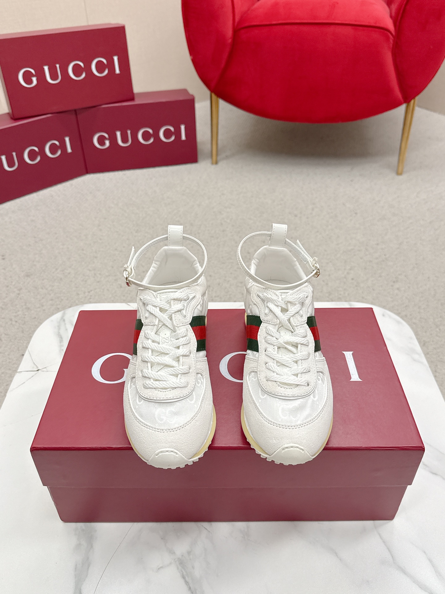 NO:682282,Women's GUCCI Gucci 2025 latest spring and summer catwalk style sports shoes Forrest Gump shoes 25 super popular show items with high appearance rate and many celebrities and Internet celebrities. The classic shoe design uses innovative stitching technology to create a water-like flowing texture. The upper foot is super comfortable. Leather splicing and breathable logo fabric are decorated with classic green and red webbing.  All show the brand tone (buttons are removable) original molded combination outsole Size: women's 35-39 (women's 40, customized, non-returnable), casual shoes/sports shoes, gucci, gucci, sneakers19860909女  GUCCI古驰2025最新春夏走秀款 运动鞋 阿甘鞋 超火的25秀款单品 出镜率超高 好多明星网红种草 经典的鞋型设计采用创新缝线工艺打造如水般的流动质感 上脚超级舒适 皮革拼接透气logo布加上经典绿红织带点缀 无不彰显品牌调性（扣子可拆卸）原版开模组合大底Size:女35-39（女40 定制 不退换）,休闲鞋/运动鞋,gucci,gucci,sneakers,Women's Shoes
