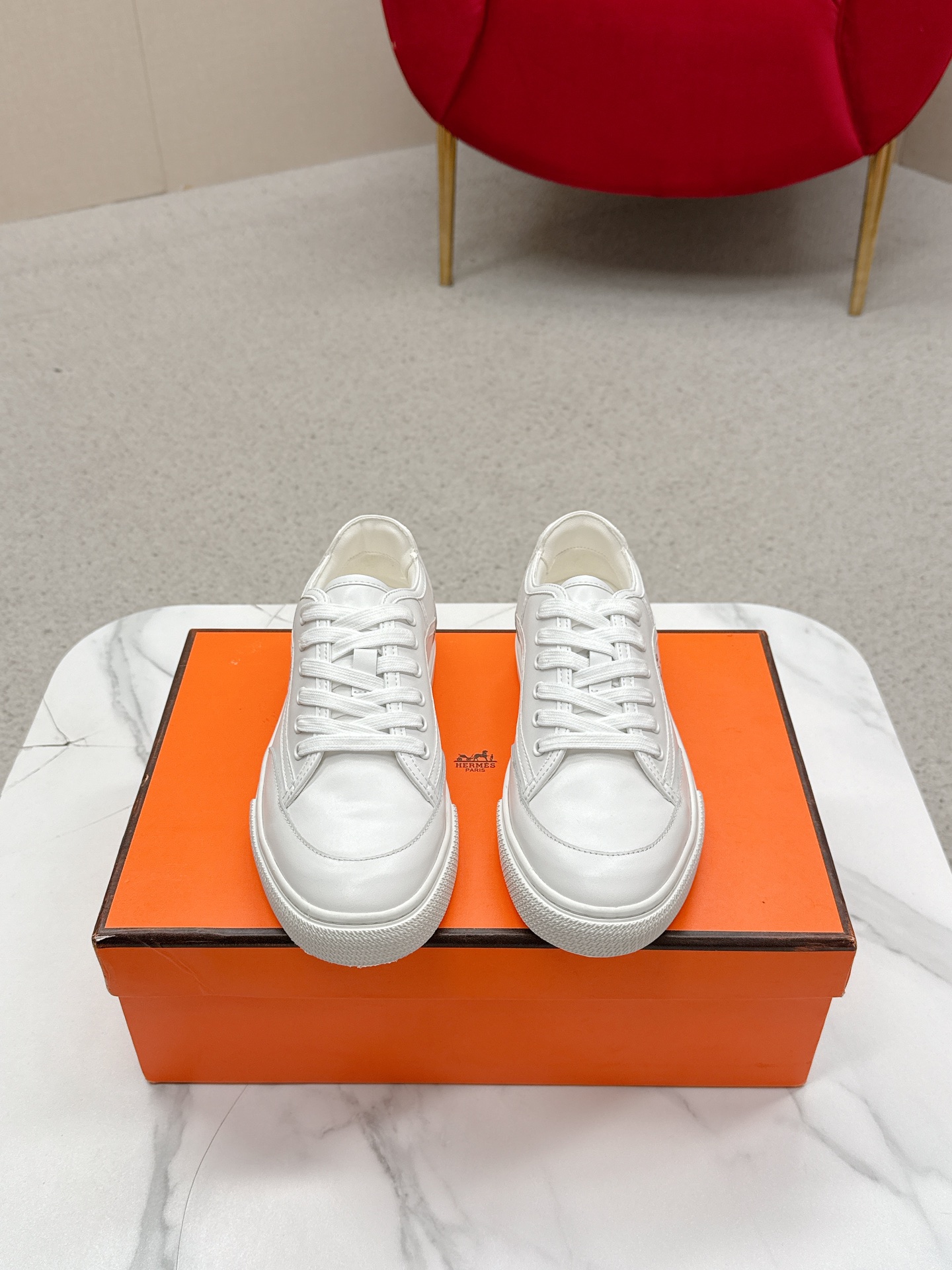 NO:682239,Women's Herme's is made of premium products. I fell in love with it as soon as I opened the package. Every sports shoe in Malaysia this year is hard to put down. Fashion is about being different. The overall design of the shoes is very refreshing, with a sense of high-end, and the fashion matching is more international. This is the aura of a big brand!  The H family rarely produces flat casual shoes, and they are styled with classic palladium-plated Kelly shoe buckles!  Create a fashionable urban style, which embodies the noble and elegant style of Aisi!  Material selection: Italian imported cowhide, lining + foot pads, imported sheepskin, original customized outsole, women's size 35~40 (women's size 41 can be customized and non-returnable), casual shoes/sports shoes, hermes, sneakers, cowhide, sheepskin19860909女款 Herme's爱仕,直线精品打造,一打开包装就深深地爱上了,今年大马家的每一款运动鞋都让人爱不释手,时尚就是要与众不同. 鞋子的整体设计是非常清爽的,自带高级感,将时尚搭配的更加国际化,这就是大牌的气场！ H家族很少出平底休闲鞋而且是搭配经典镀钯Kelly鞋扣的款式！打造时尚都市造型,非常体现爱仕高贵典雅风格！ 选材意大利进口牛皮 内里+垫脚进口羊皮 原版定制大底 码数女码35~40（女款41可定做不退换）,休闲鞋/运动鞋,hermes,sneakers,cowhide,sheepskin,Women's Shoes