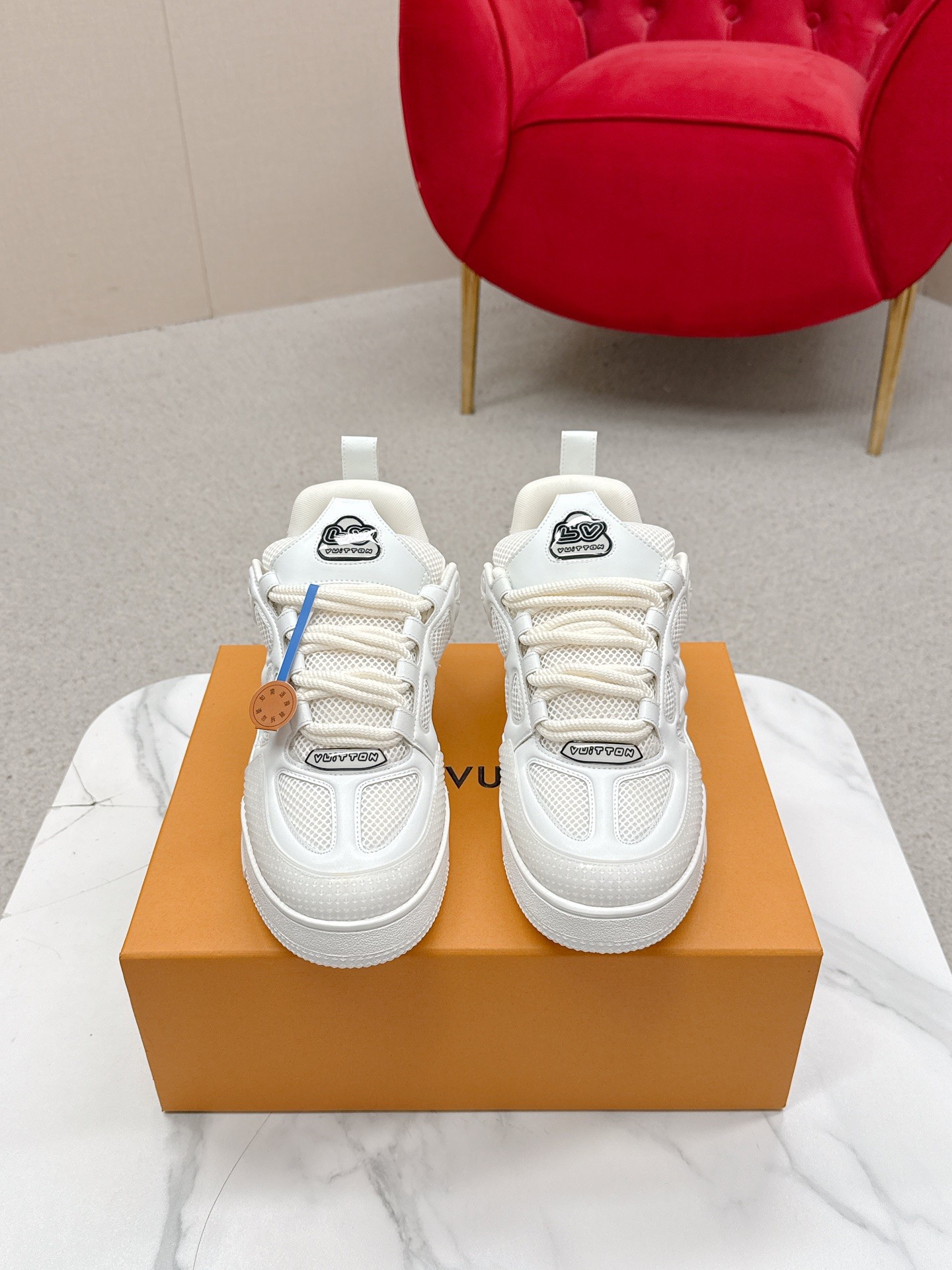 NO:594394,Louis Vuiton·Louis Vuitton LV Skate series bread shoes-skateboard shoes-basketball shoes-casual sports shoes top version original purchase development and production [Fireworks] LV Skate continues from the beginning The  View professional skate shoe, this style continues the fat silhouette of the 90s. Designers added playful elements such as an open mesh tongue and exaggerated laces that pay tribute to Axion, es and DC. This LVSK8 sneaker is different from the typical skate shoe, it is made of nubuck leather with TPU trim and Monogram texture. Finally, there is the logo on the heel and tongue and the floral pattern on the side. Fabric: Original custom first-grain cowhide + breathable mesh  Inner lining: original imported breathable mesh lining Size: women 35-40 men 39-44 (women 41 men 45.46 customized, non-returnable), casual shoes/sports shoes, louis vuitton, louis vuitton, louis vuitton, sneakers, cowhide19860909Louis Vuiton·路易威登  LV Skate系列面包鞋-滑板鞋-篮球鞋-休闲运动鞋 顶级版本原版购入开发做货[烟花]LV Skate从开始延续The View专业滑板鞋款,这种风格延续了90年代肥大的版型.设计师们添加了俏皮的元素,例如开放式网面鞋舌和向Axion、es和DC致敬的夸张鞋带.这款LVSK8运动鞋不同于典型的滑板鞋,它采用牛巴革制成,带有TPU饰边和Monogram纹理.最后,还有鞋跟和鞋舌上的logo以及侧面花卉图案. 面料:原版定制头层牛皮+透气网面 内里:原版进口透气网里 码数:女35-40 男39-44（女41男45.46订制 不退换）,休闲鞋/运动鞋,louis vuitton,louis vuitton,louis vuitton,sneakers,cowhide,Women's Shoes